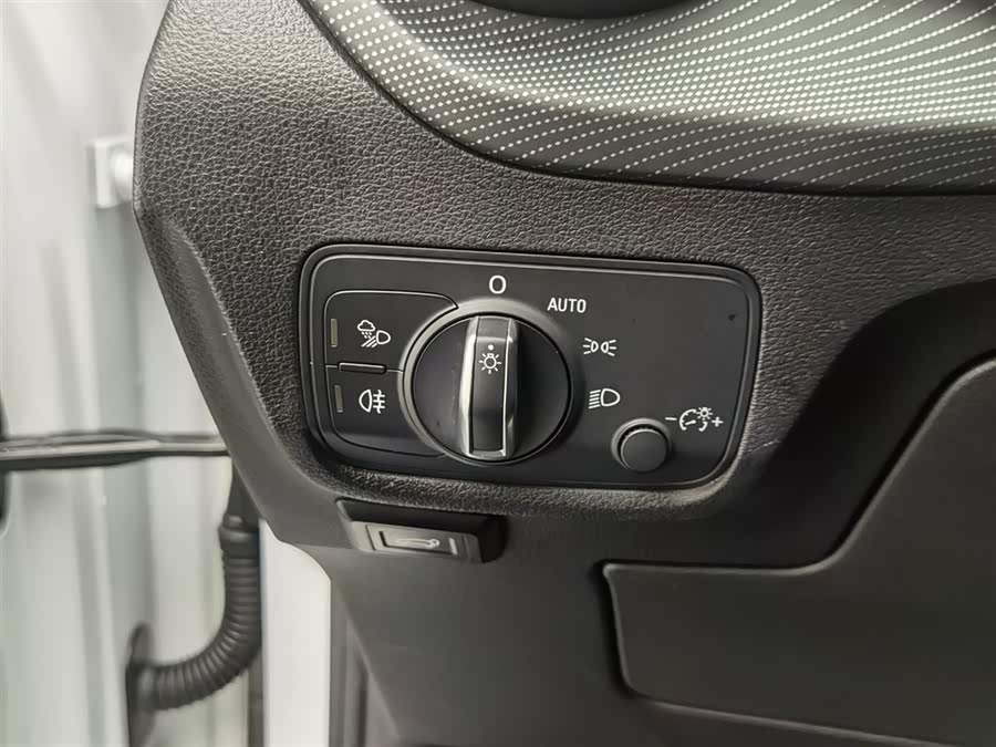 Audi Q2L e-tron 2021 immagine di auto #22