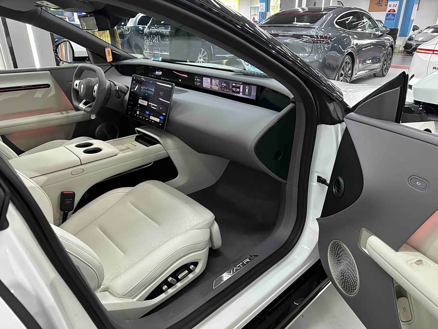 Avatr 06 2025 car image #22