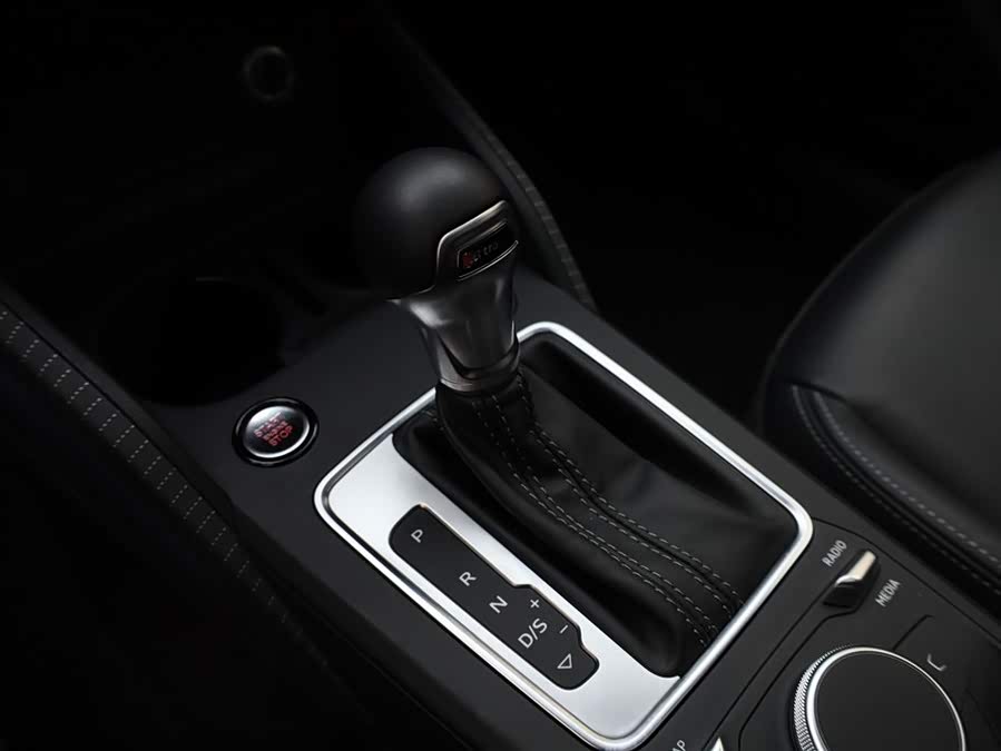 Audi Q2L 2023 car image #22