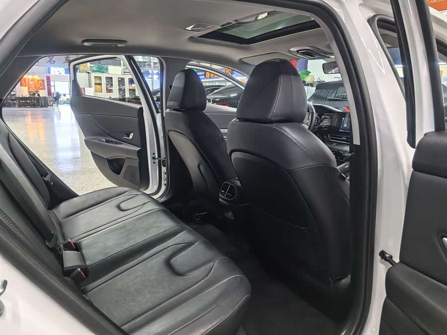 Hyundai Elantra 2023 immagine di auto #22