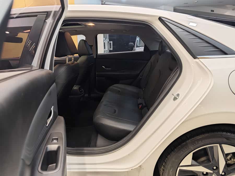 Hyundai Elantra 2023 immagine di auto #22