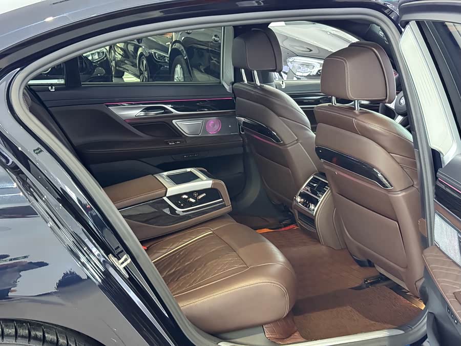 BMW 7 Series 2020 car image #22