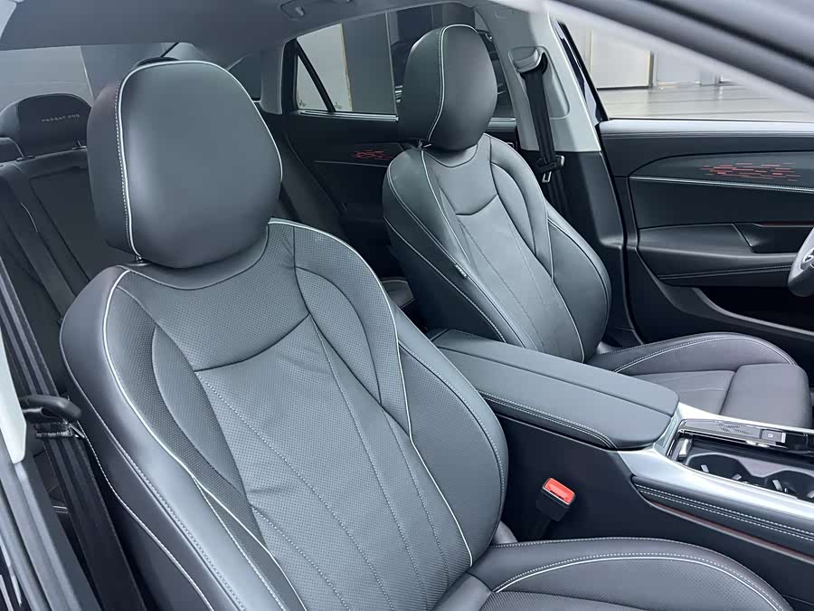 Volkswagen Passat 2025 car image #22