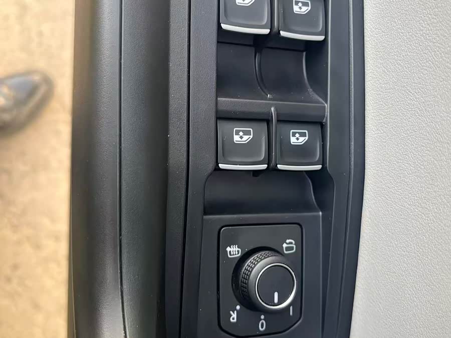 Volkswagen T-Roc 2023 car image #22