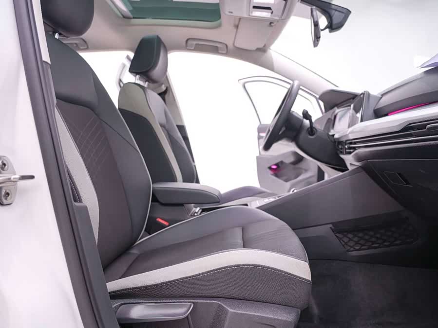 Volkswagen Golf 2022 car image #22