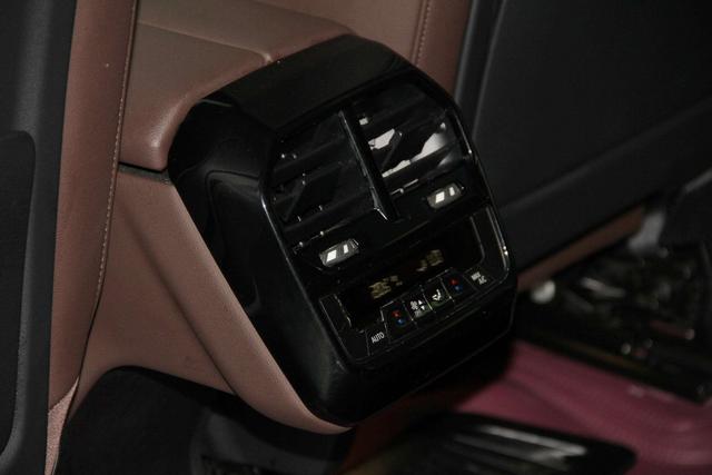 BMW iX 2023 car image #22