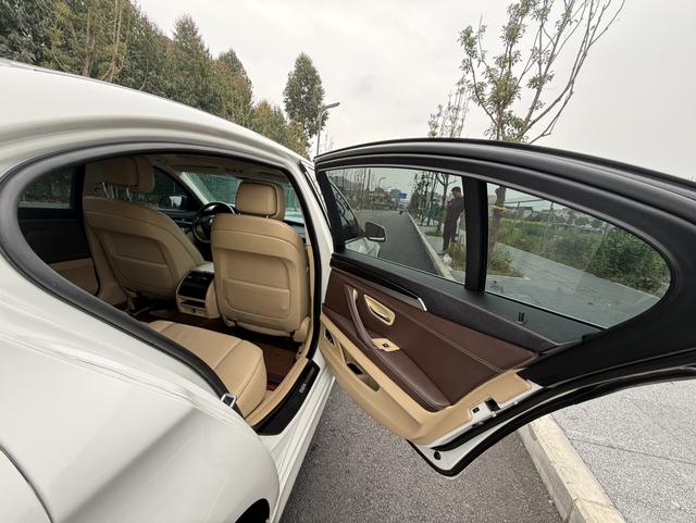 BMW 5 Series 2012 car image #22