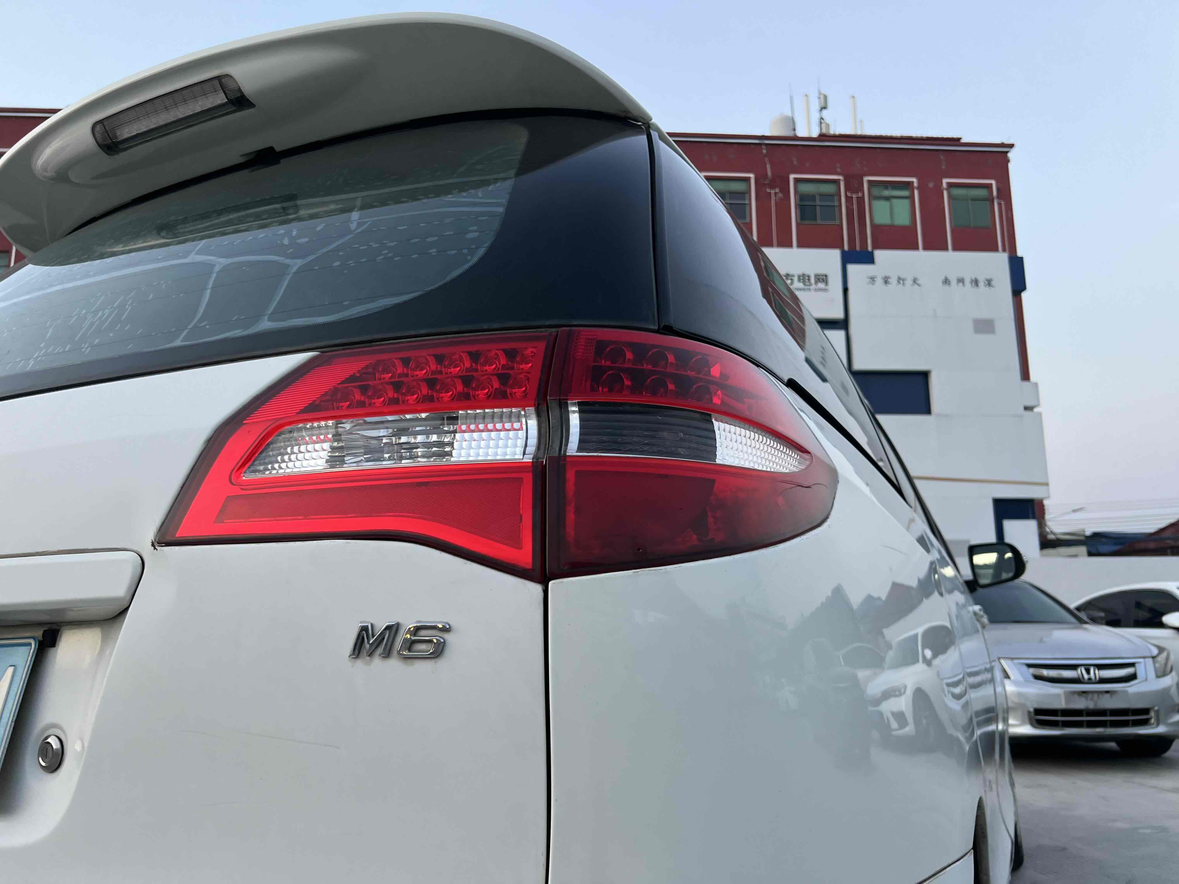 BYD M6 2014 car image #22