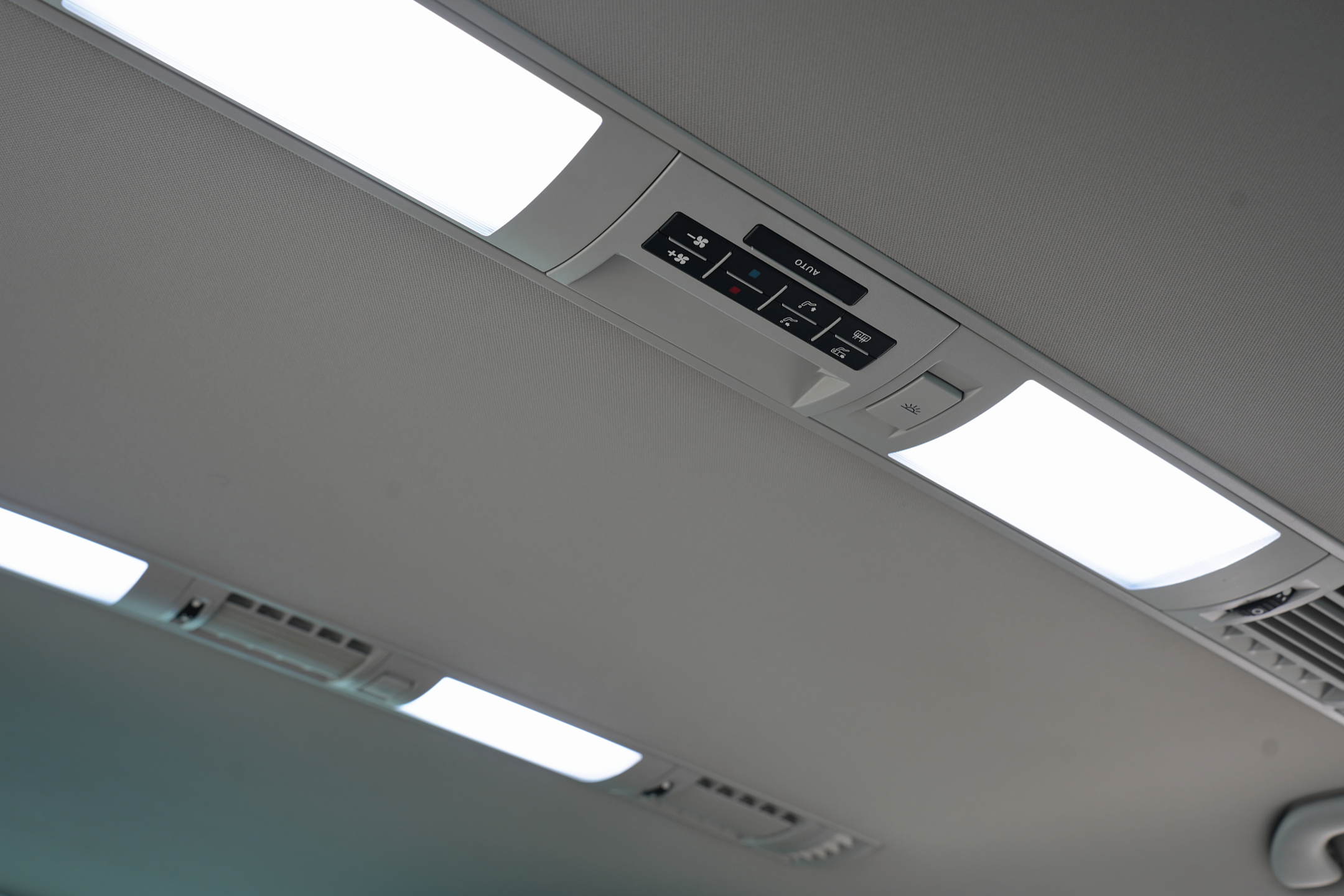 Volkswagen Multivan 2018 car image #22