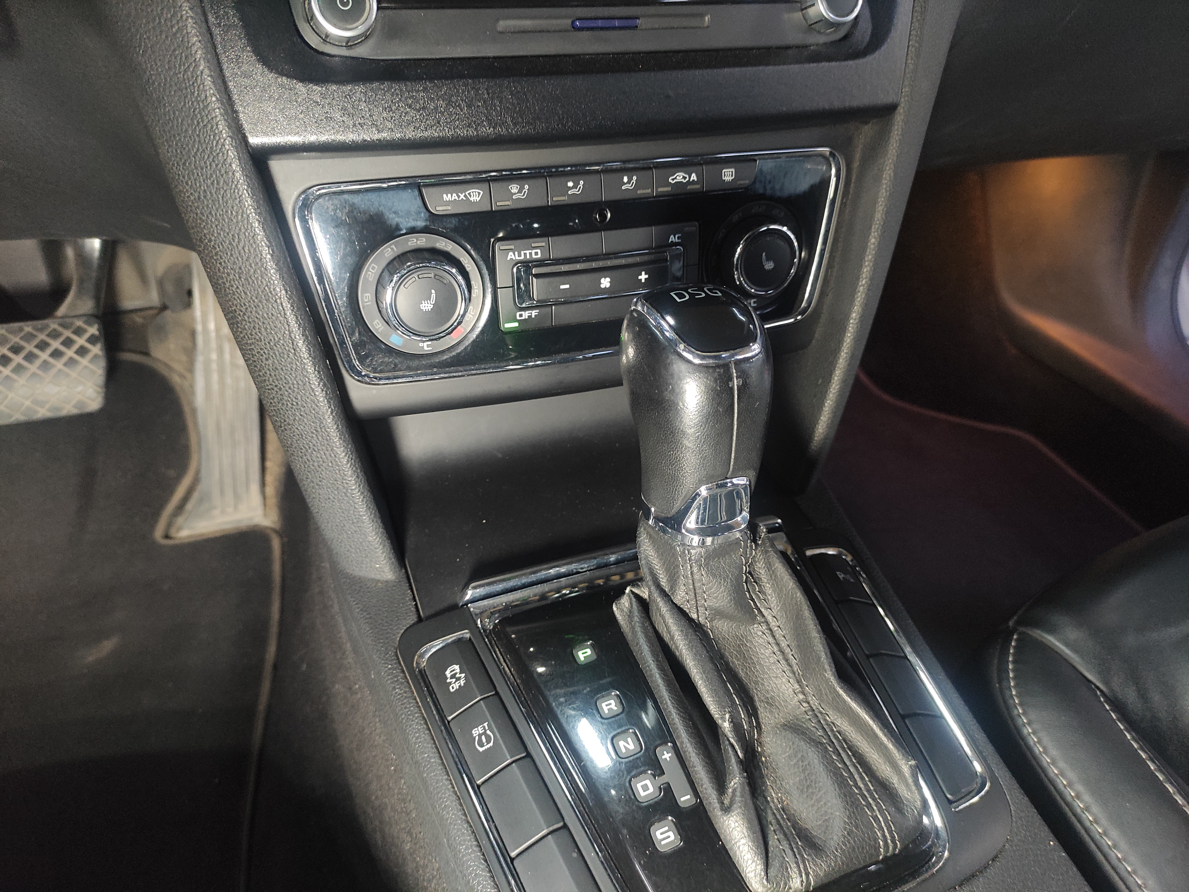 Skoda Superb Combi 2014 car image #22