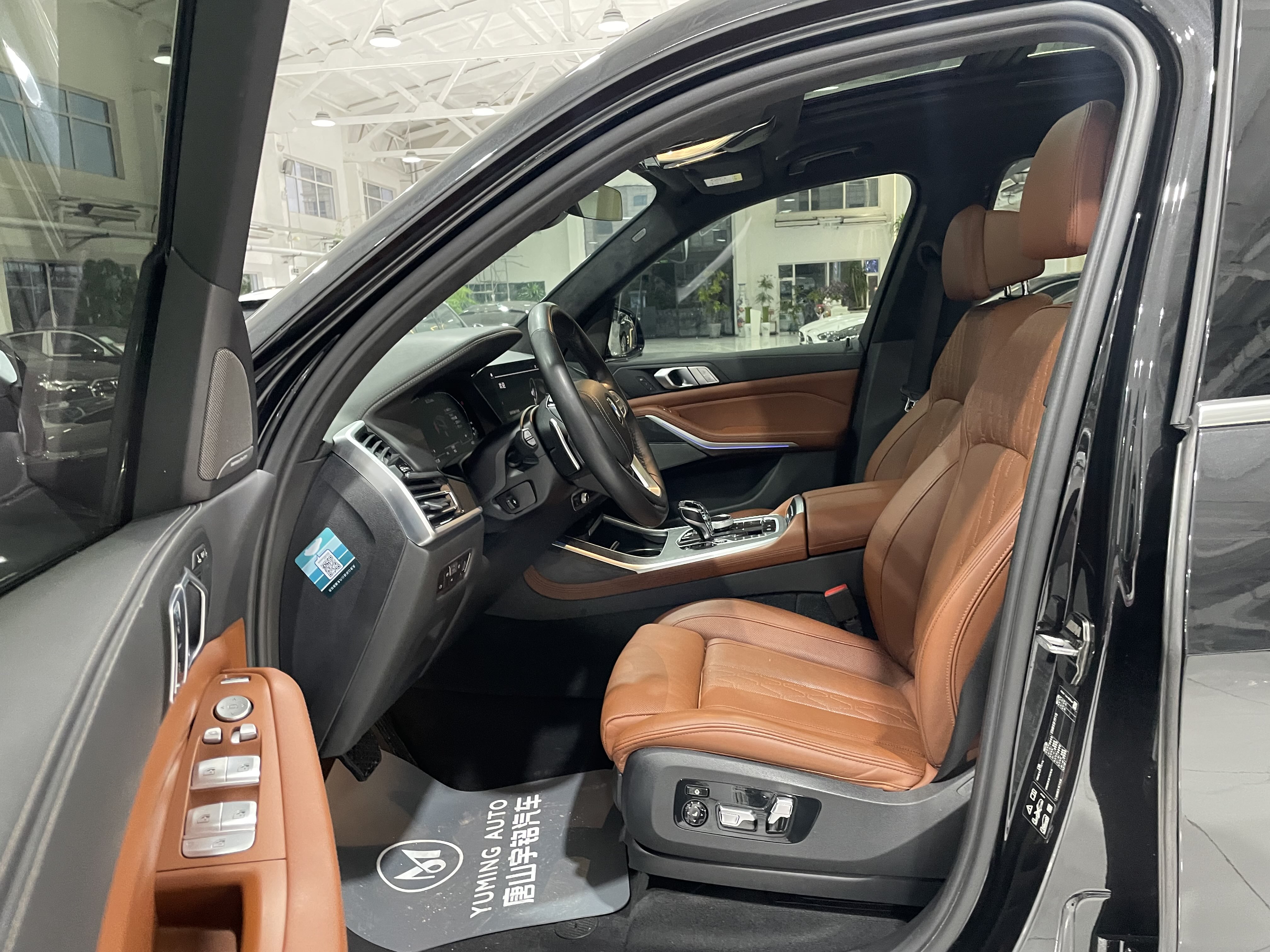 BMW X7 M60i 2021 car image #22