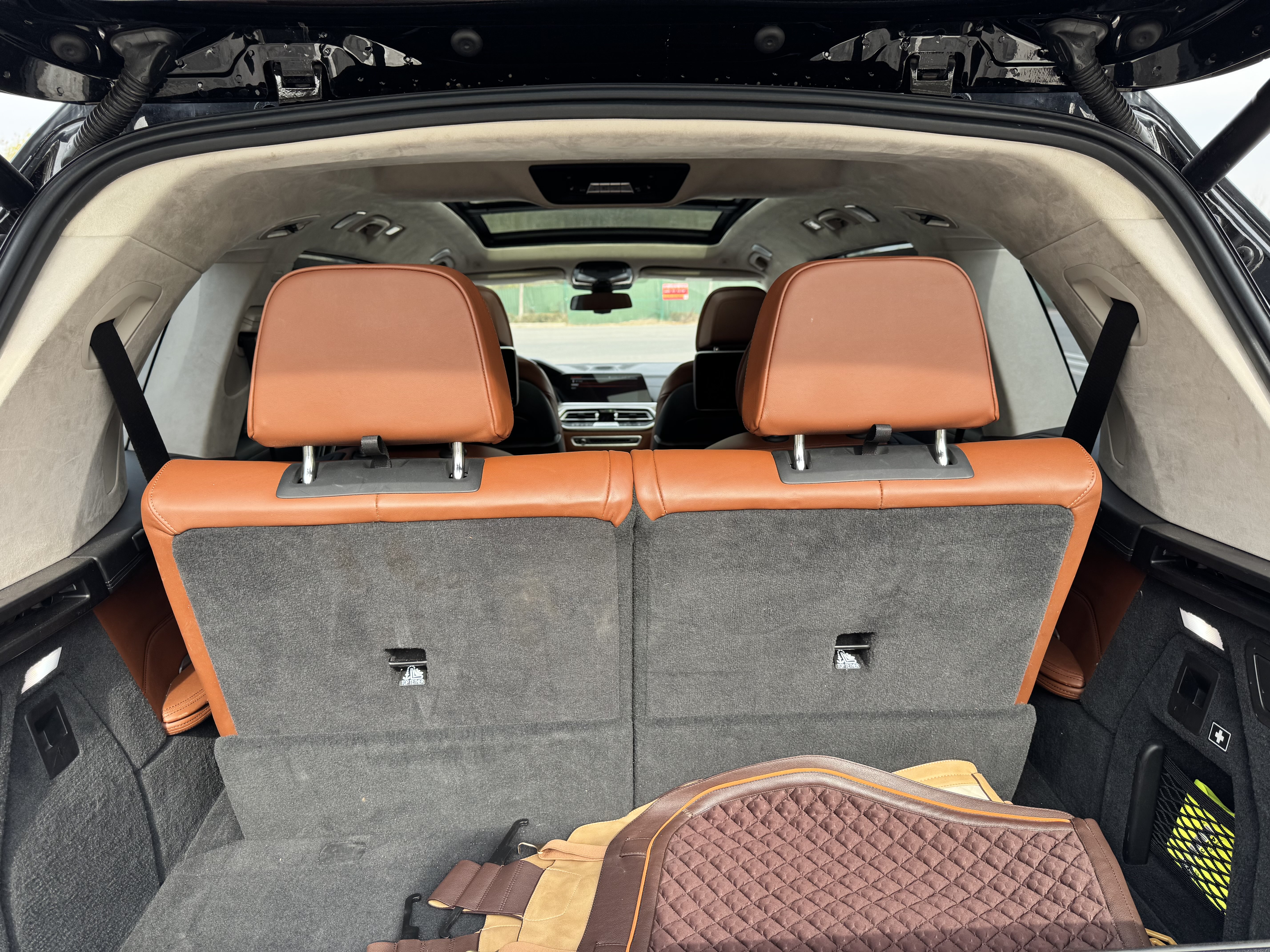 BMW X7 M60i 2021 car image #22