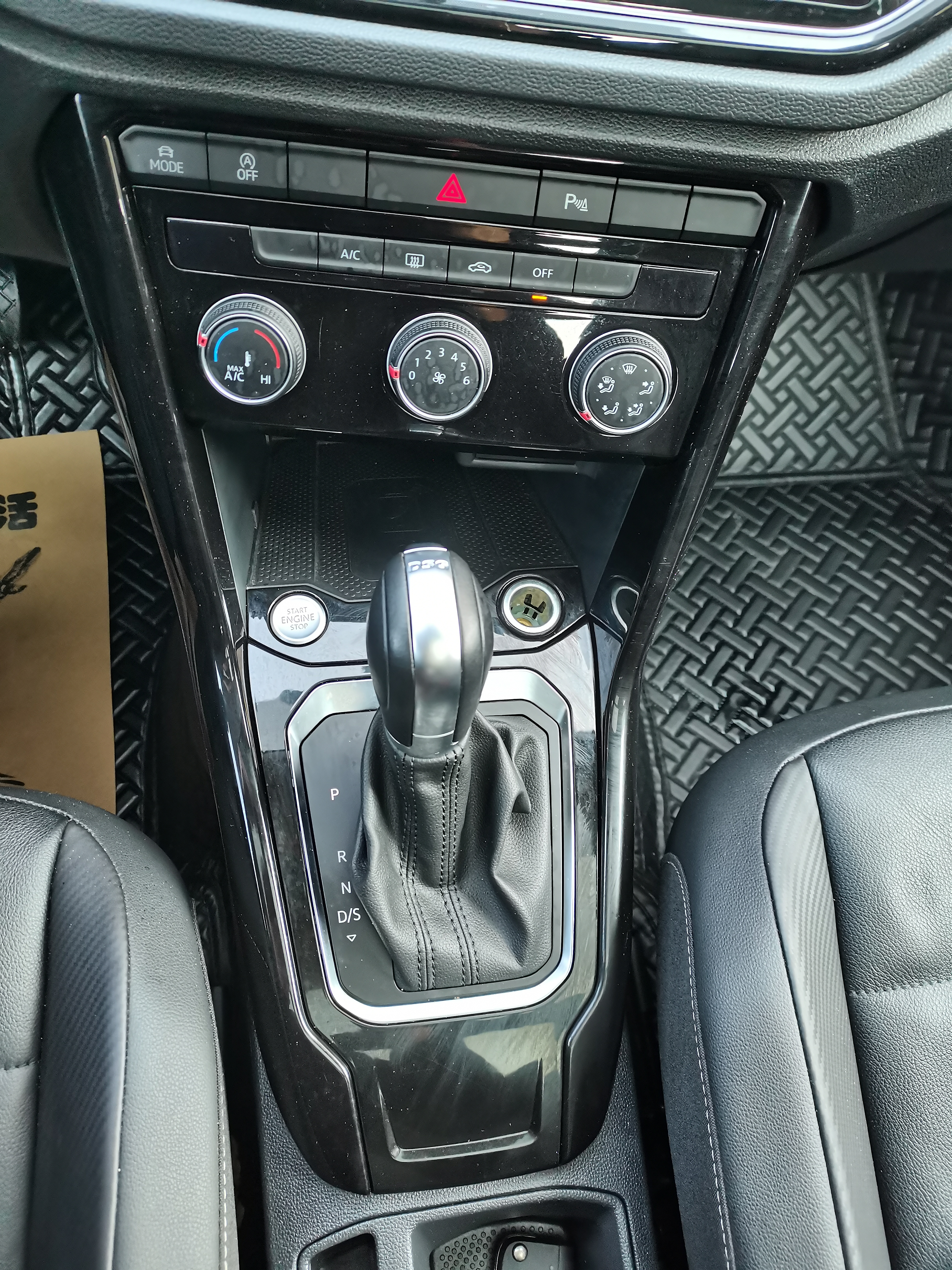 Volkswagen T-Roc 2023 car image #22
