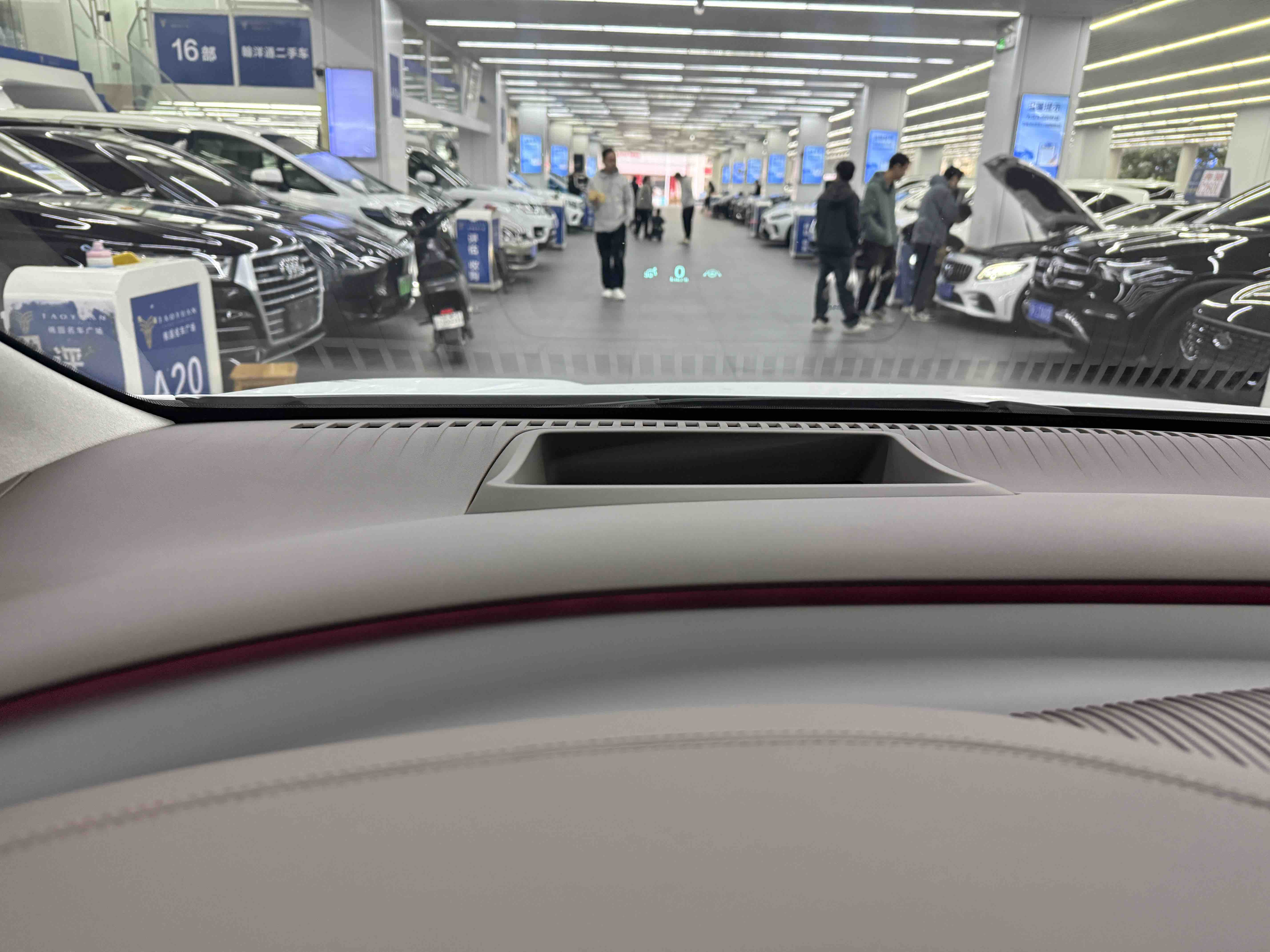 Denza D9 2023 car image #22