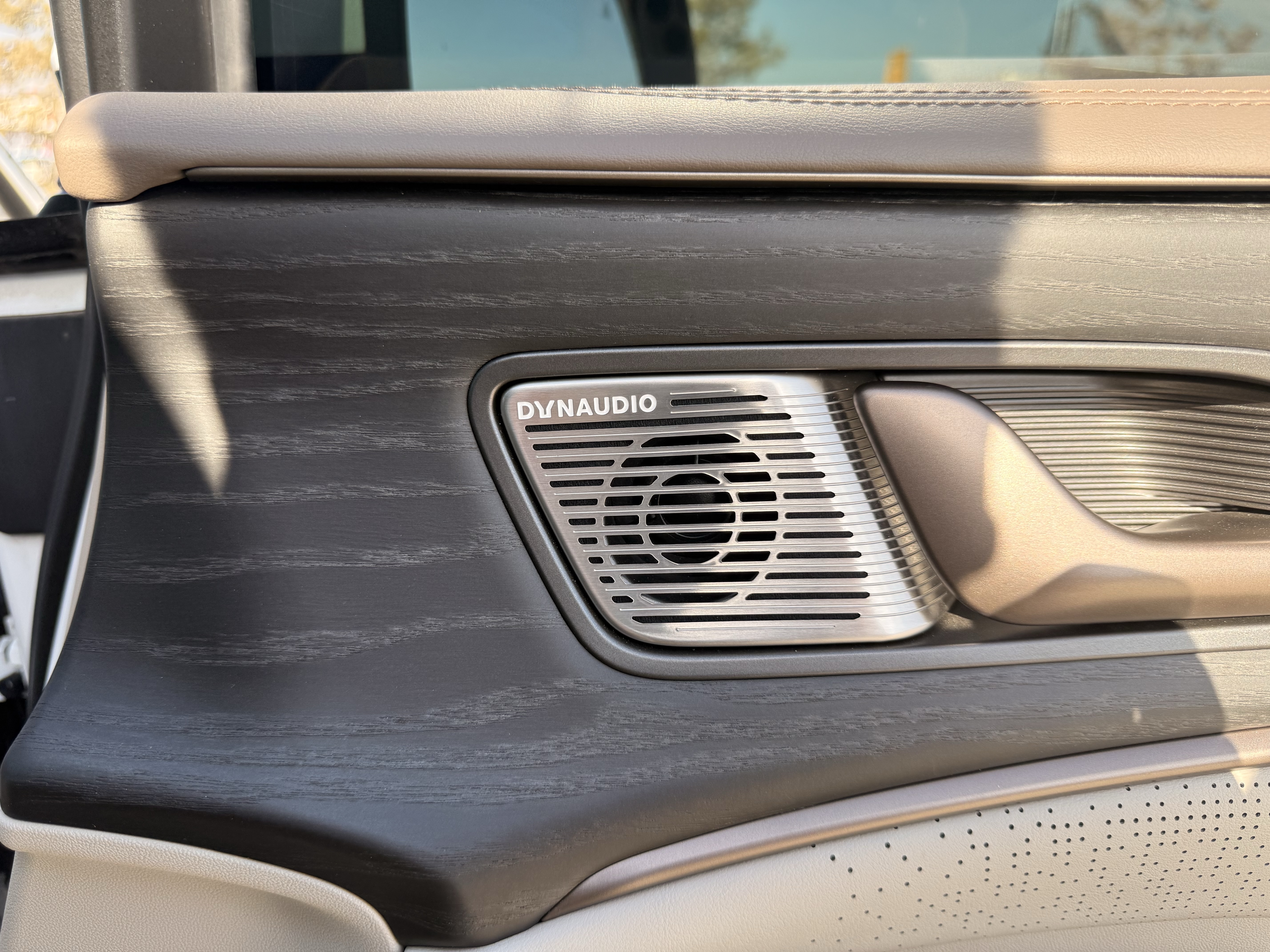 Denza D9 2024 car image #22