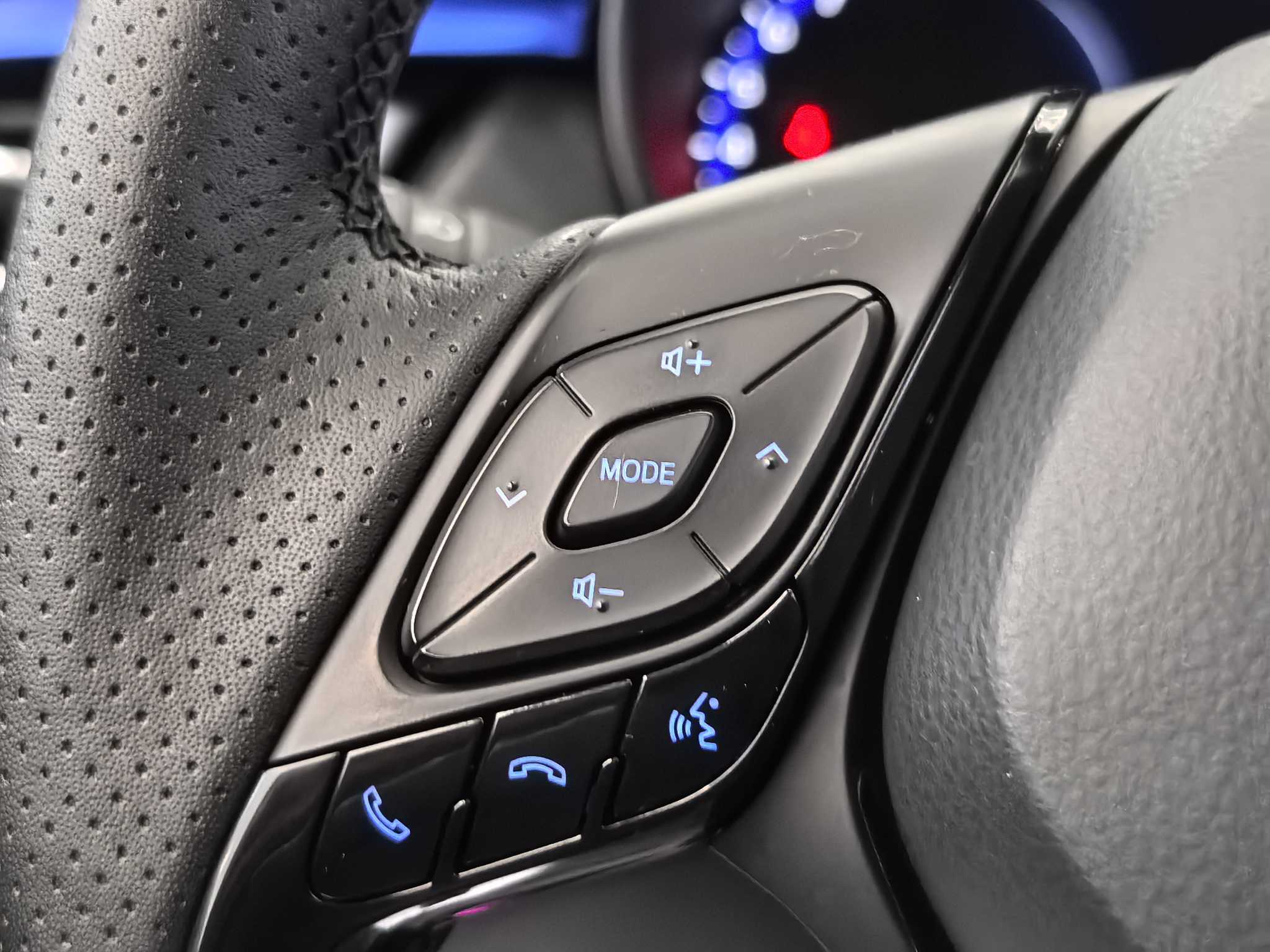 Toyota C-HR 2023 car image #22