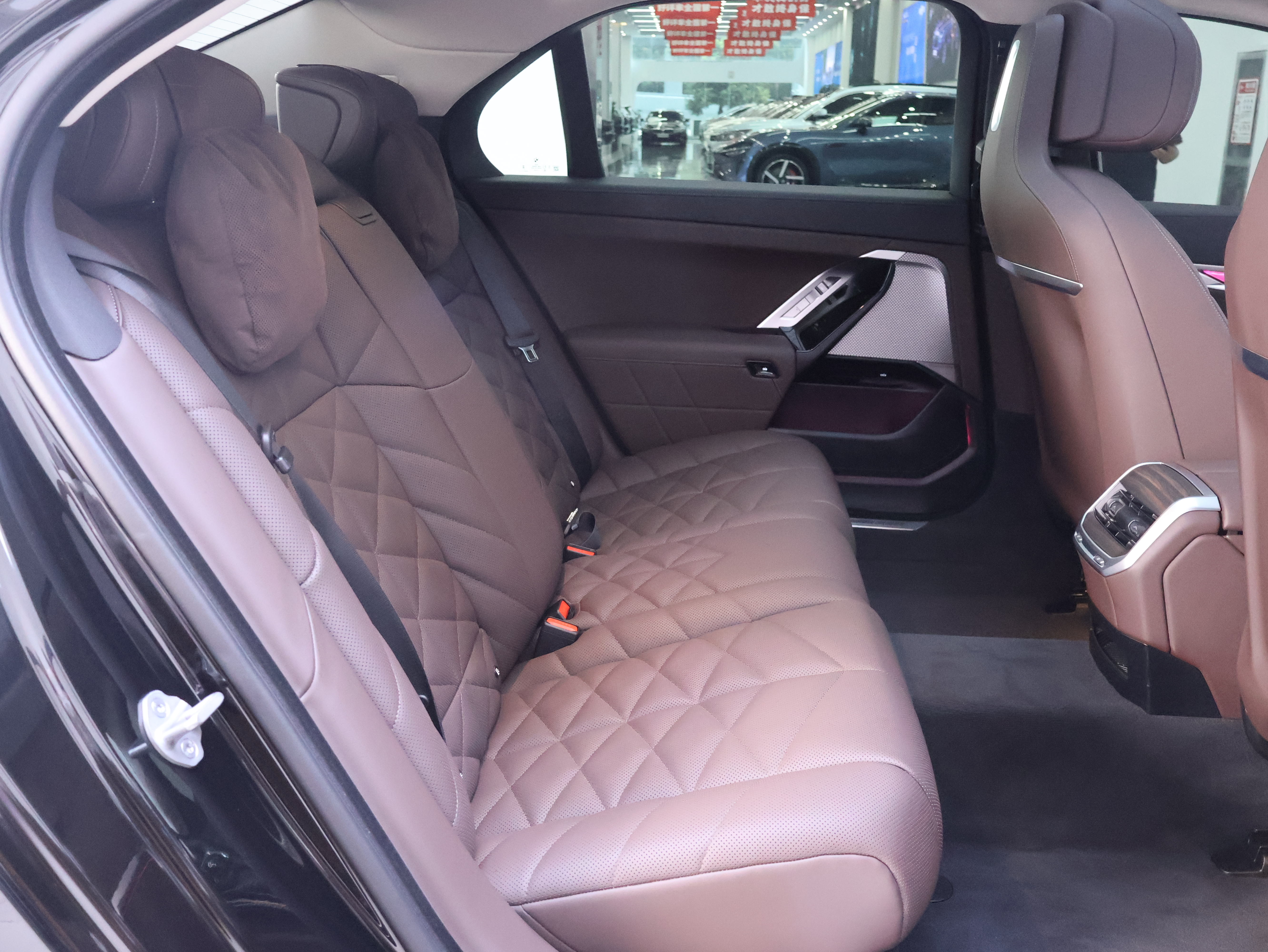 BMW i7 M70L 2024 car image #22