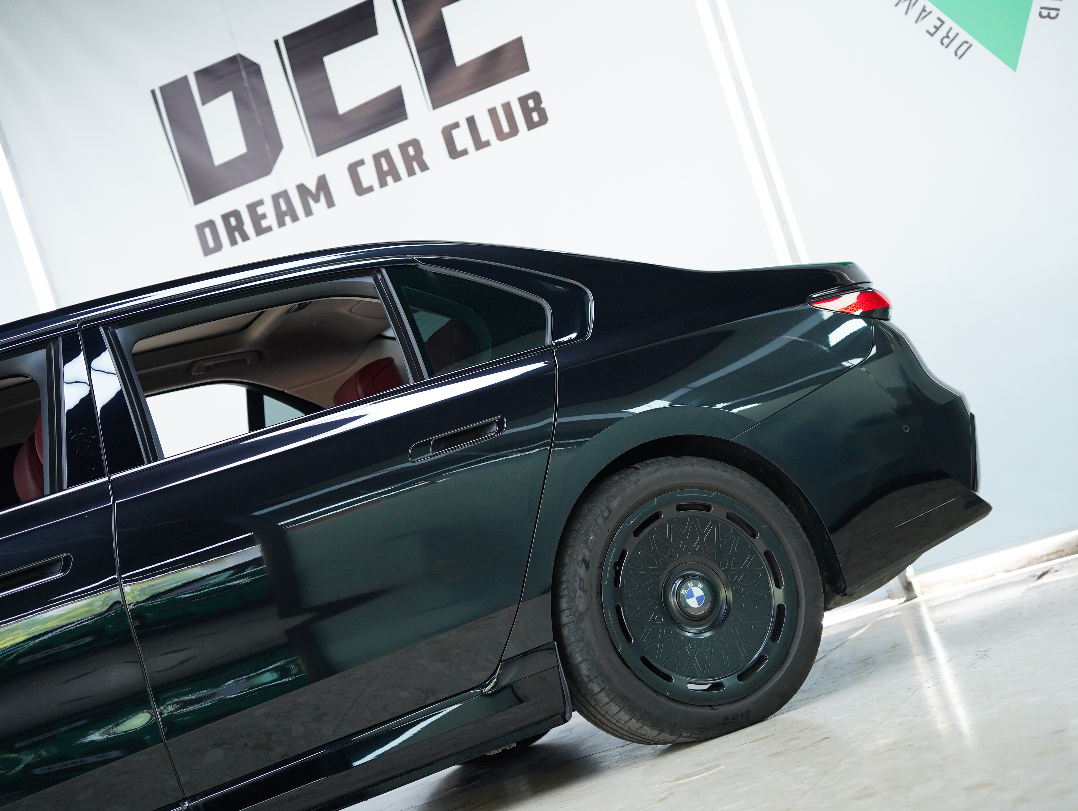 BMW i7 M70L 2023 #22 BMW i7 M70L 2023 car image #22