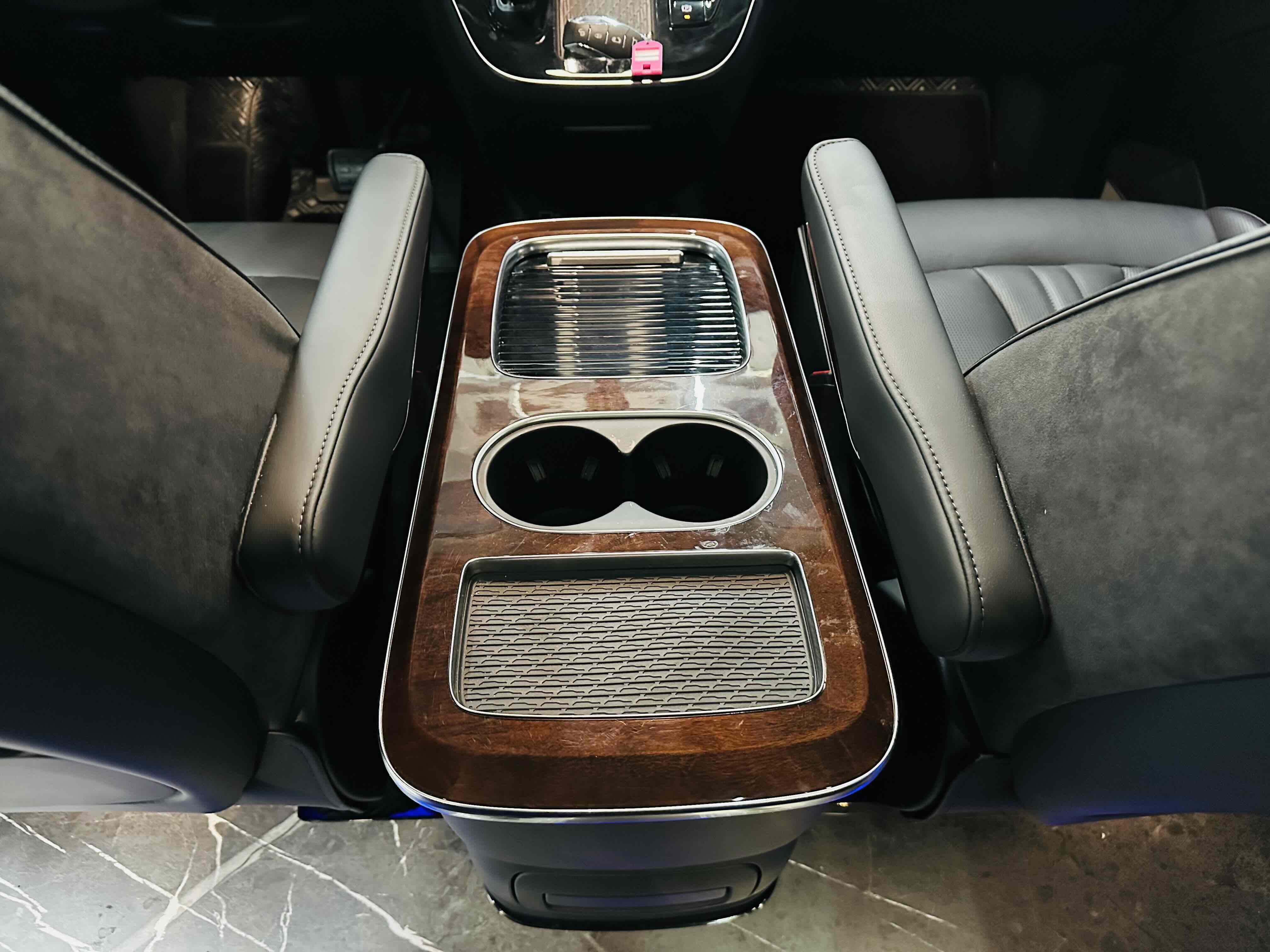 HongQi HQ9 PHEV 2024 #22 HongQi HQ9 PHEV 2024 car image #22