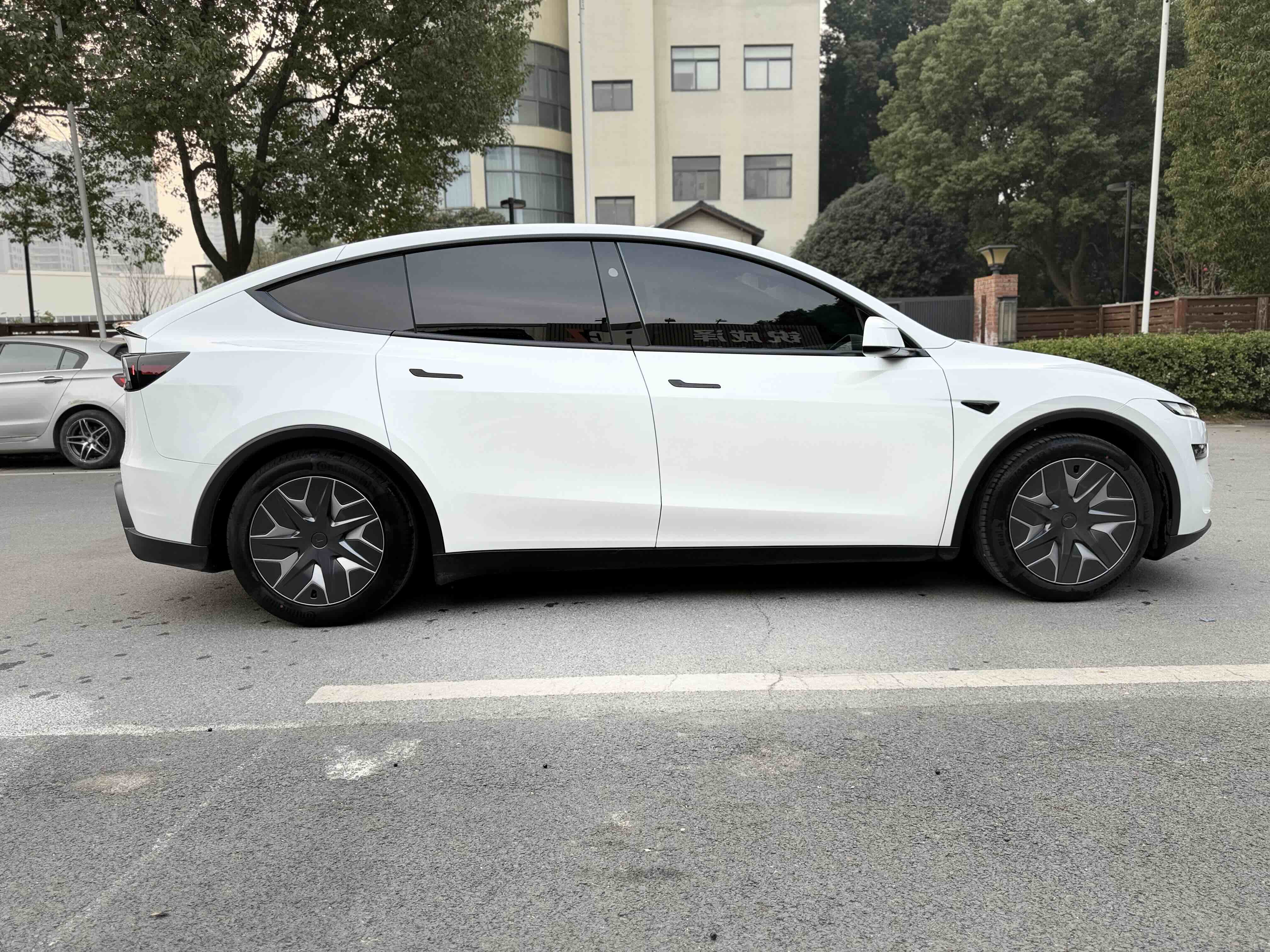 Tesla Model Y L 2025 image de voiture #22