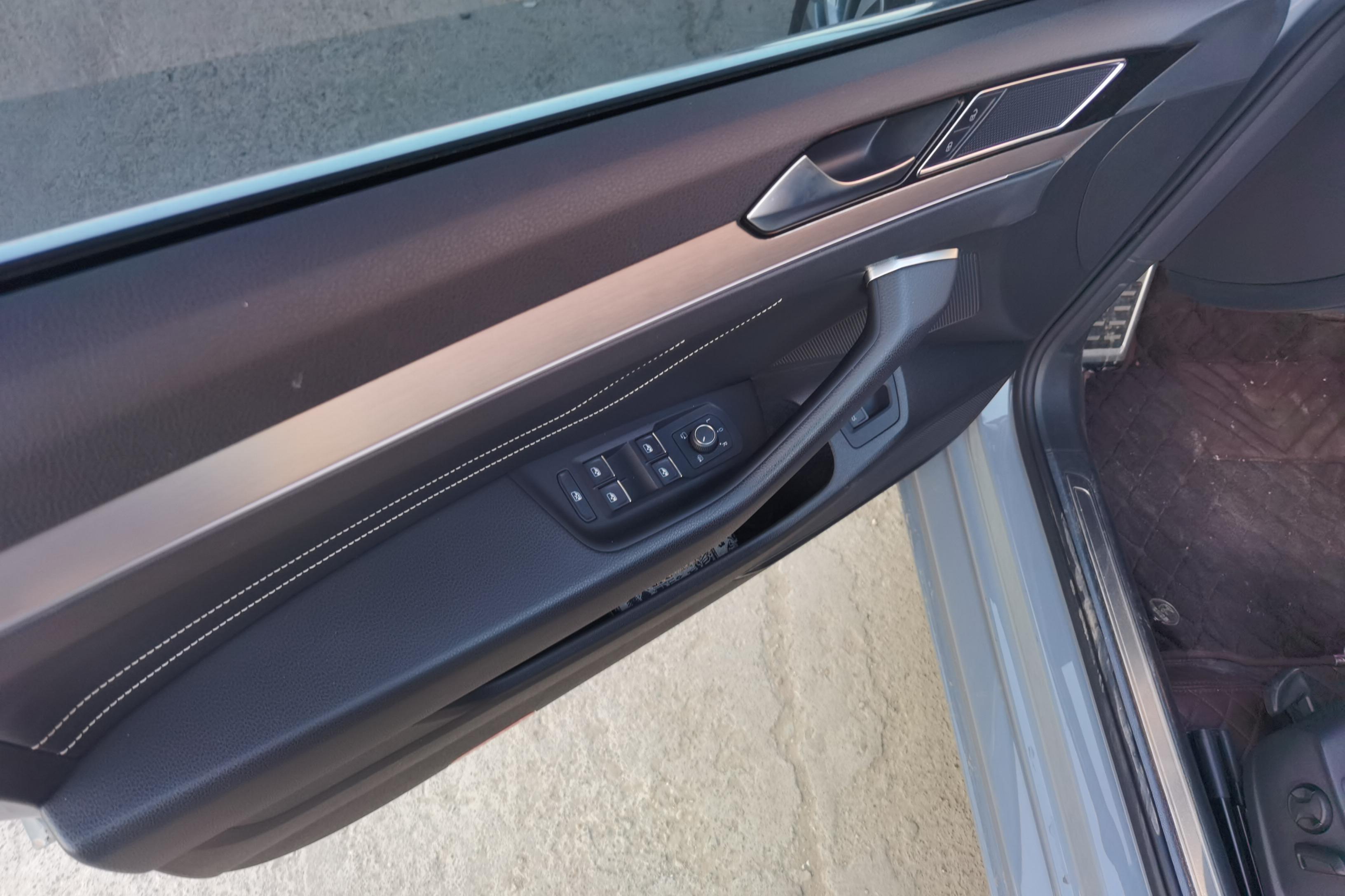 Volkswagen Passat Variant 2023 immagine di auto #22