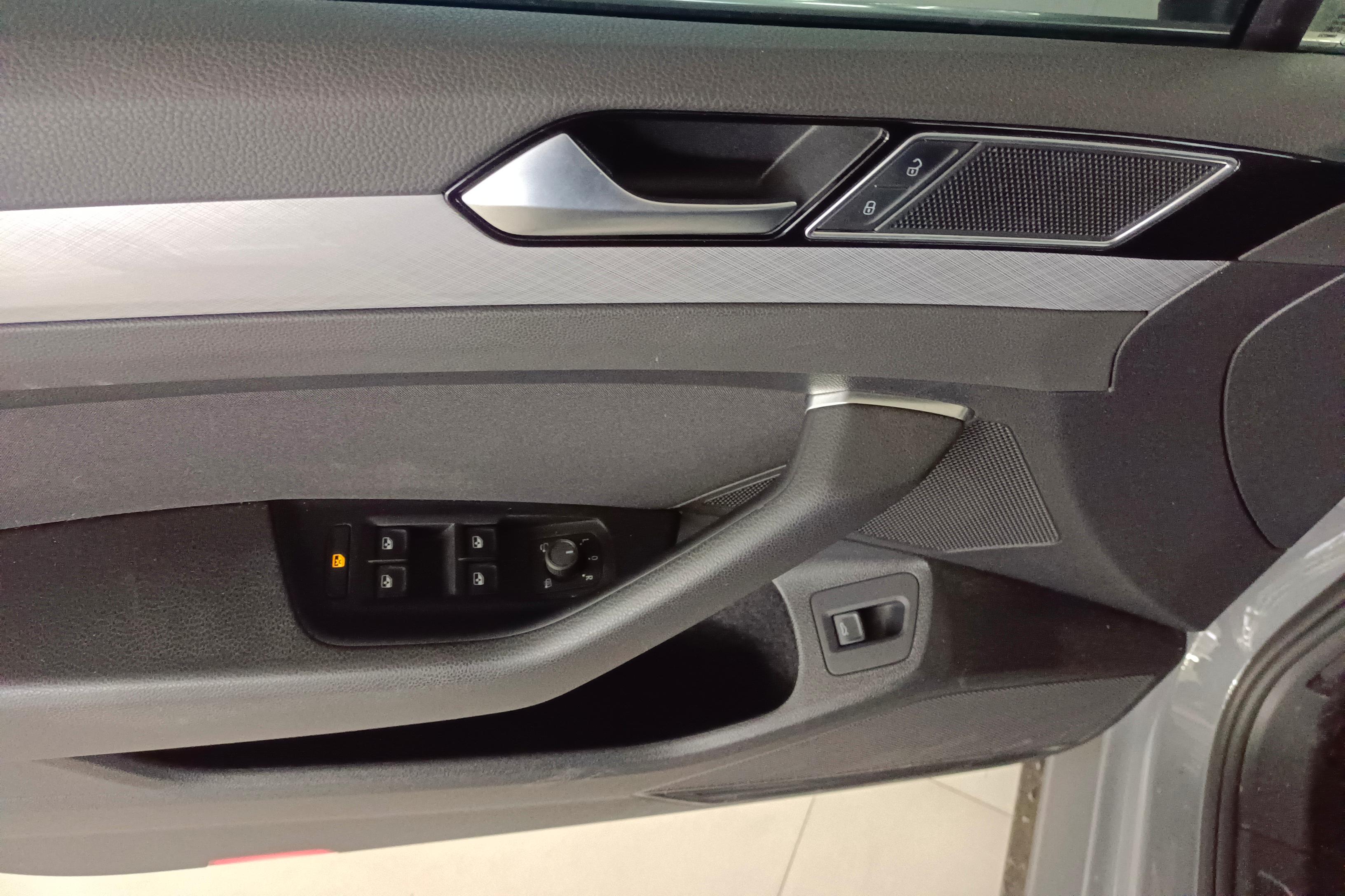 Volkswagen Passat Variant 2023 immagine di auto #22