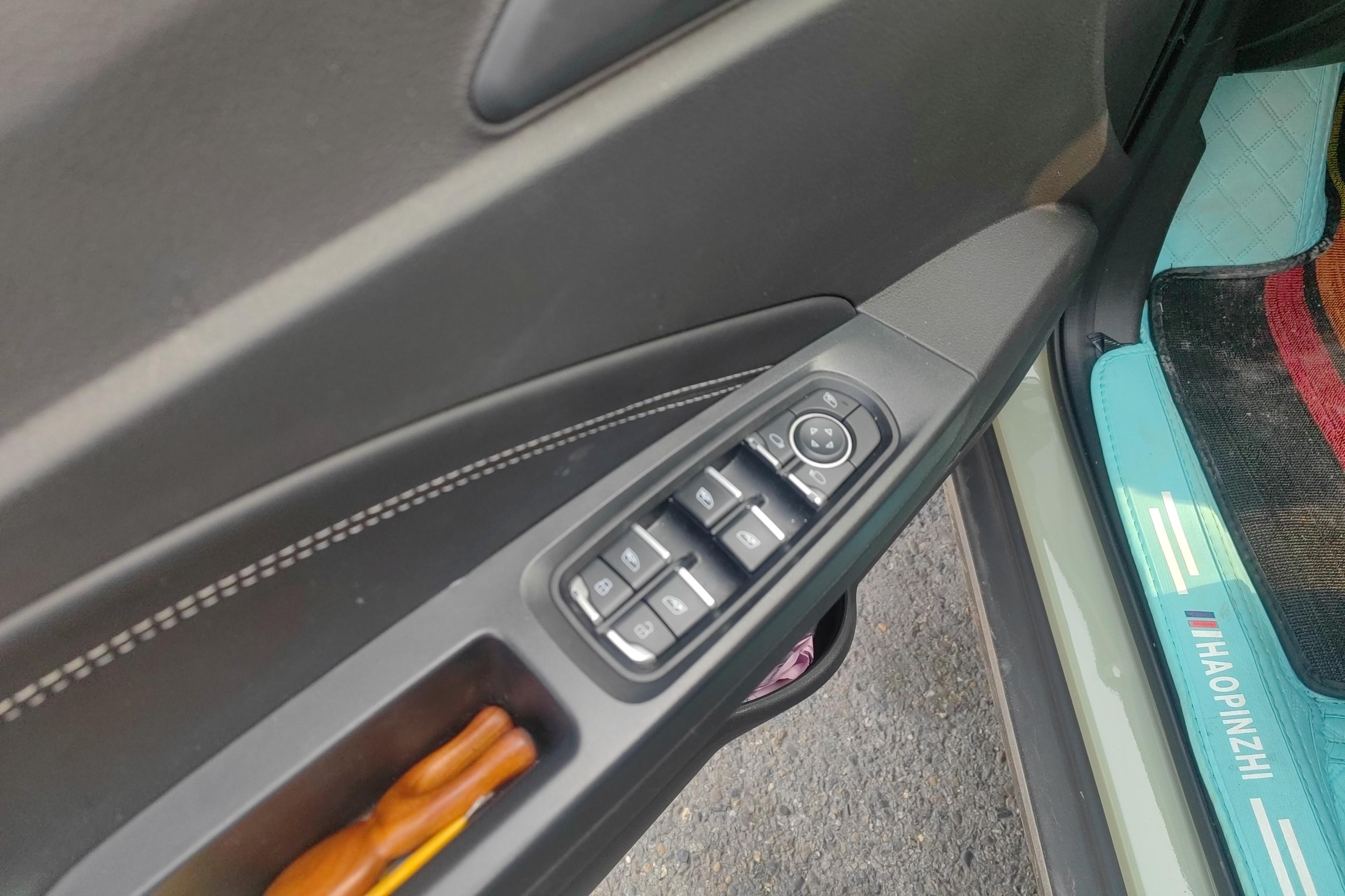 哪吒汽车 哪吒L 2023 汽车图片 #22