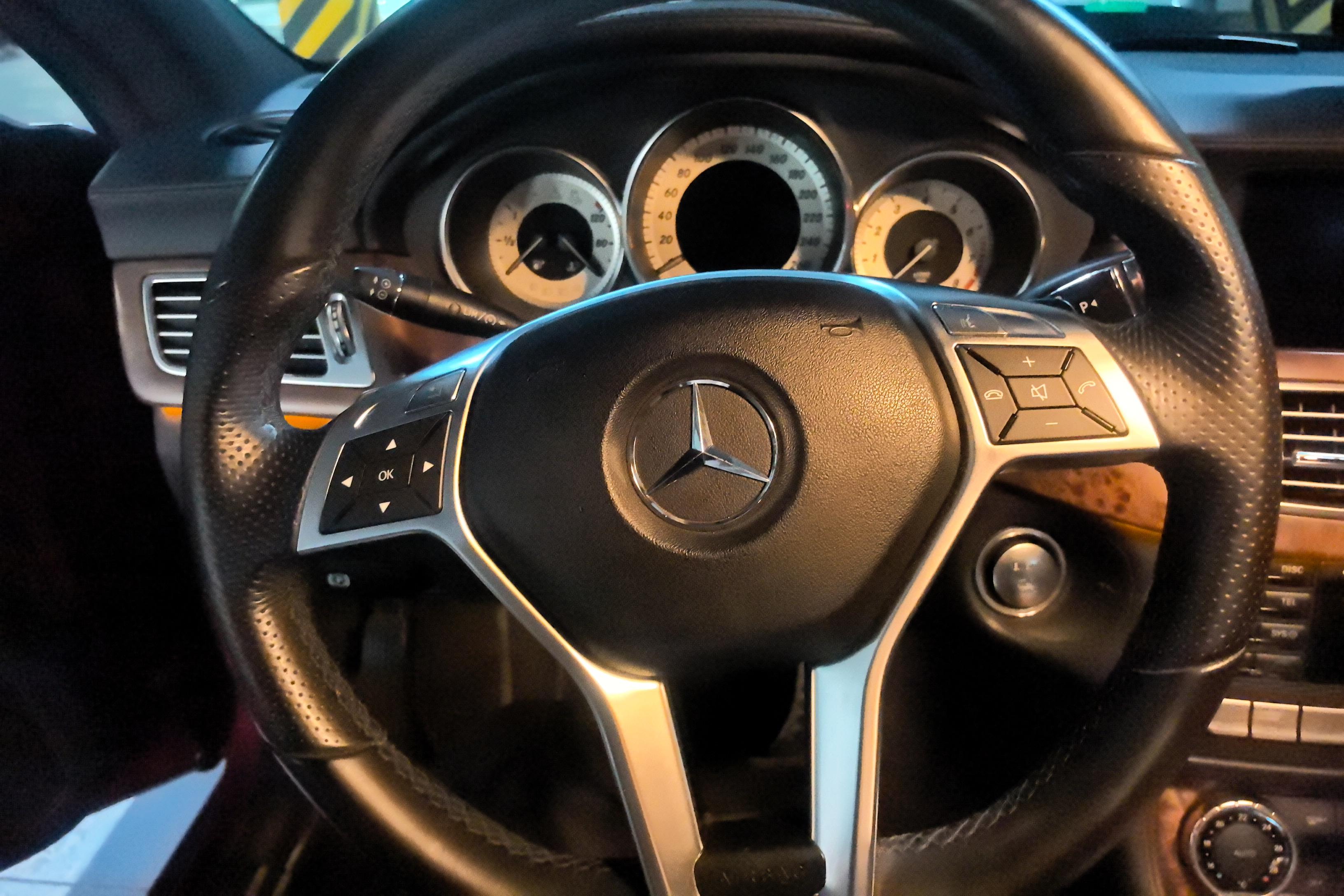 Mercedes-Benz CLS Class 2012 car image #22