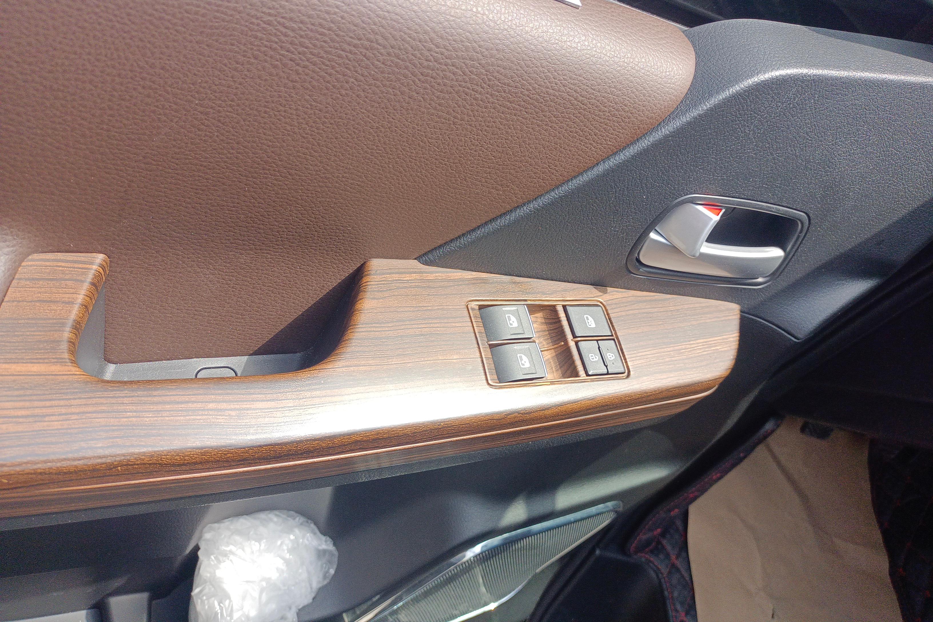 Forthing Lingzhi PLUS 2021 #22 Forthing Lingzhi PLUS 2021 car image #22