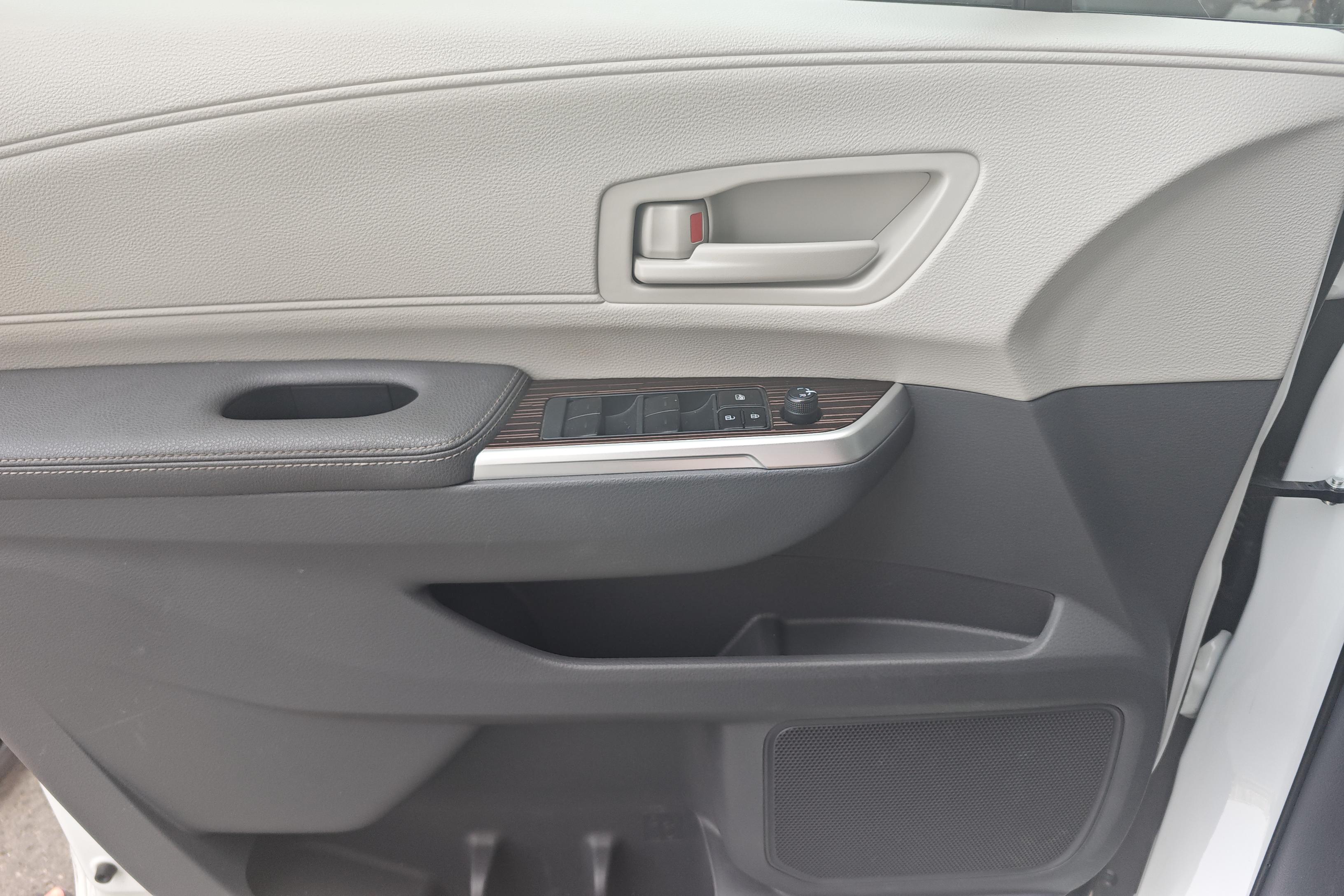 Toyota Granvia 2023 immagine di auto #22