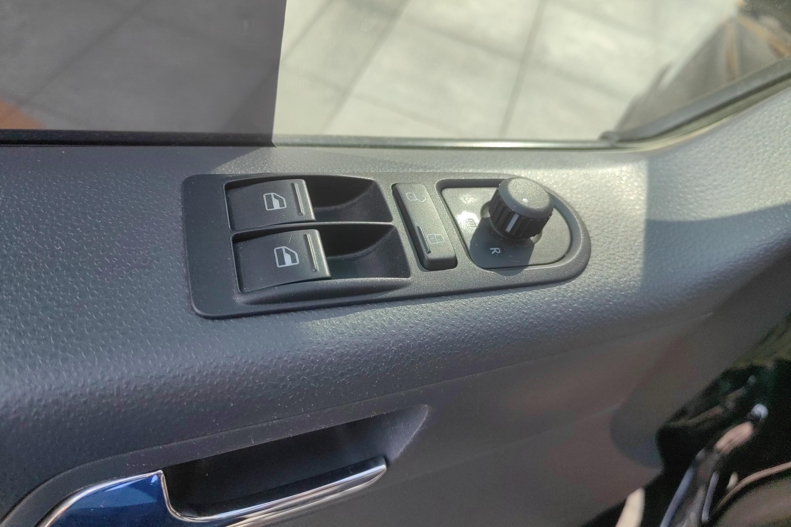 Volkswagen Caravelle 2016 car image #22