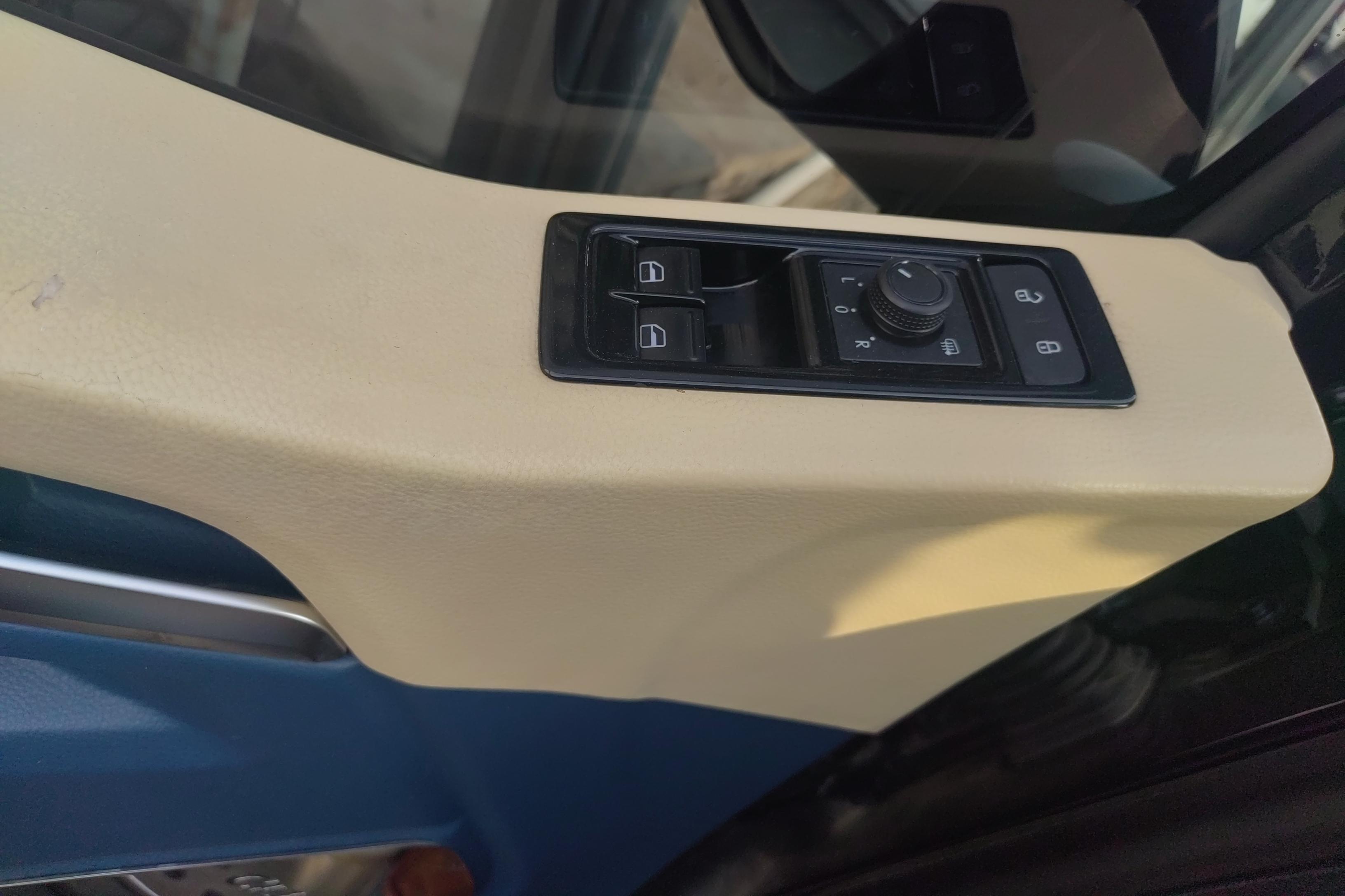 Volkswagen Caravelle 2017 car image #22