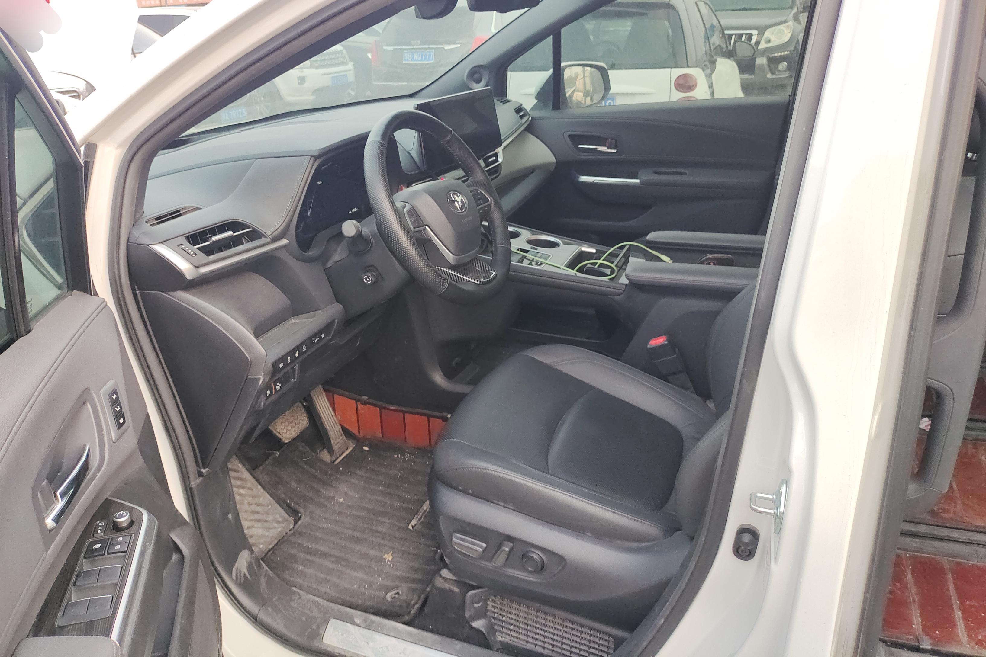 Toyota Granvia 2023 car image #22