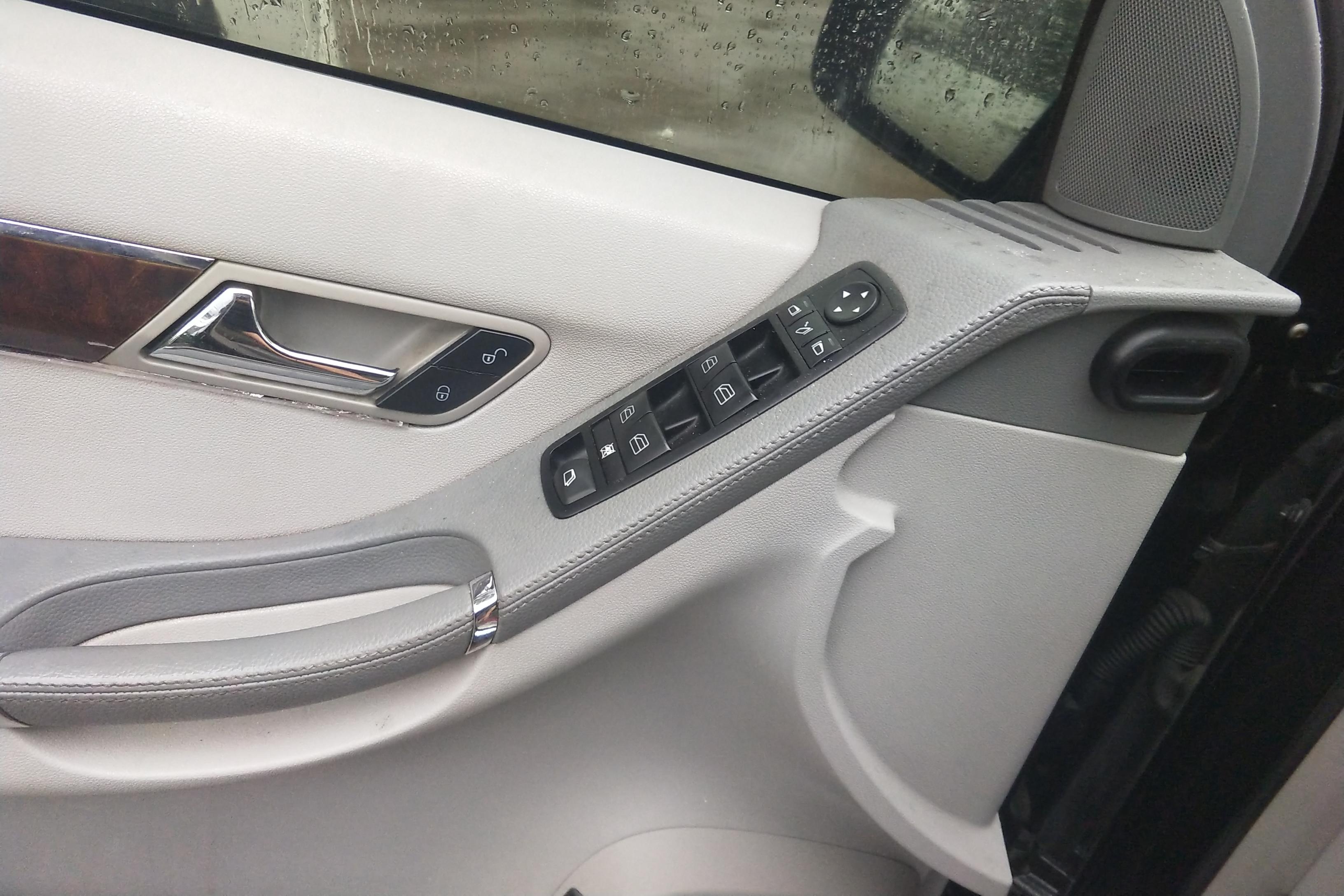 Mercedes-Benz R Class 2009 car image #22