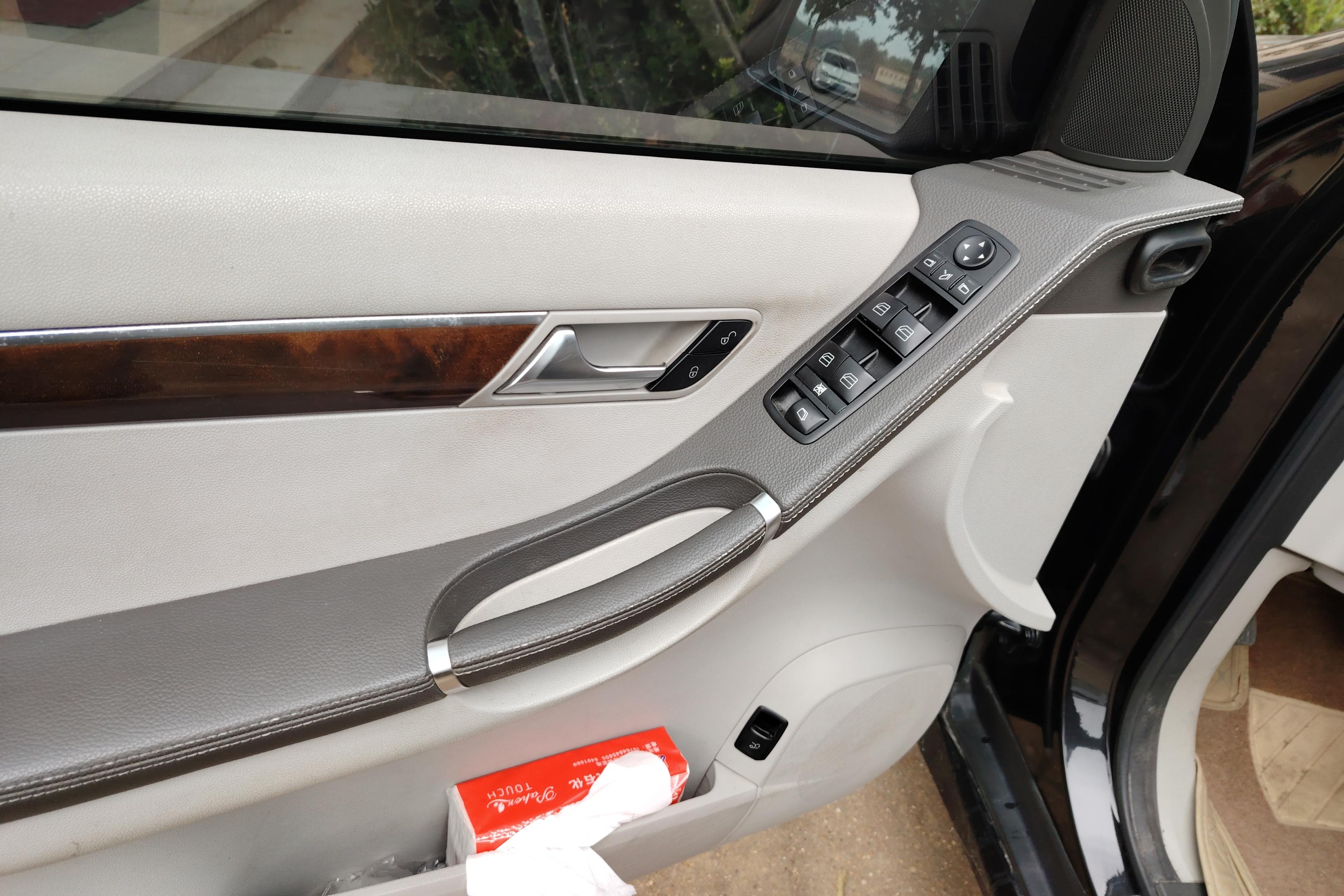 Mercedes-Benz R Class 2011 car image #22