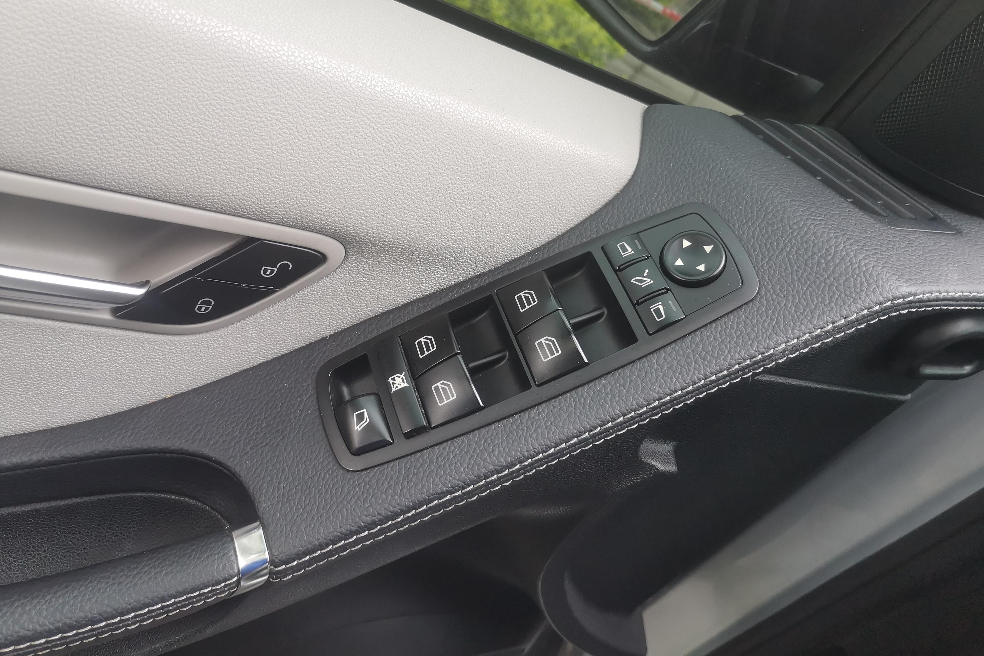 Mercedes-Benz R Class 2011 car image #22