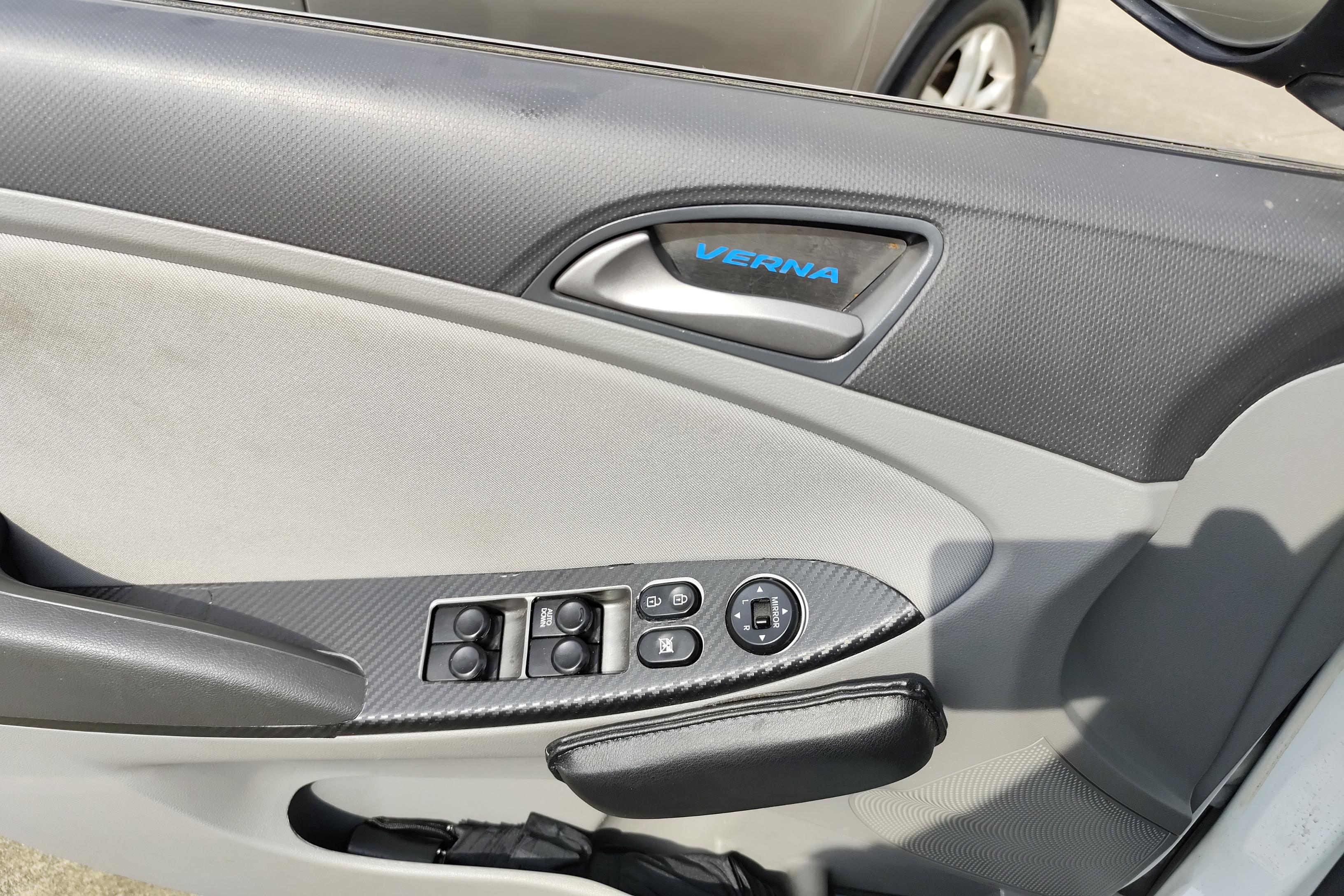 Hyundai Reina 2016 car image #22