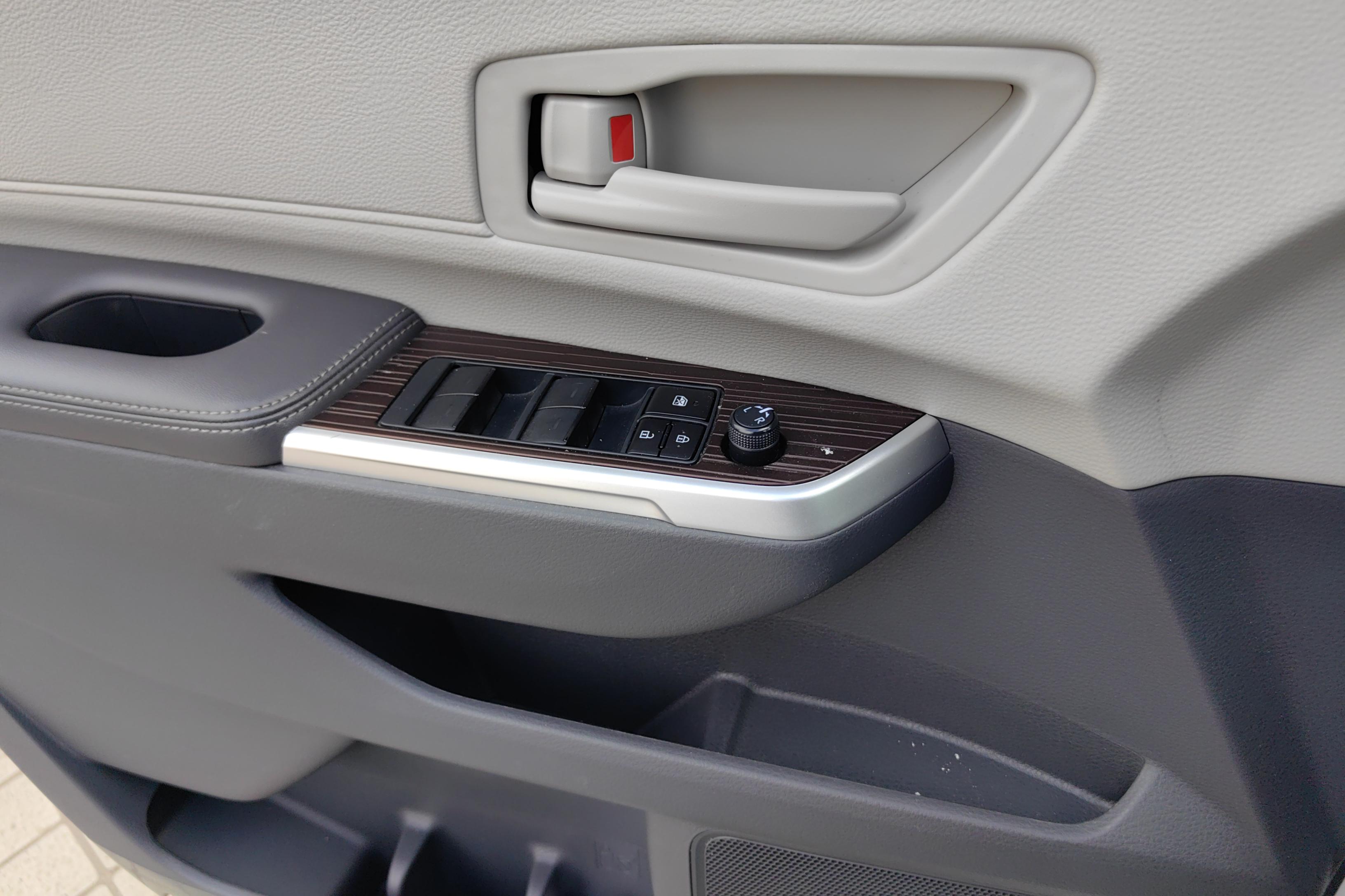 Toyota Granvia 2024 immagine di auto #22