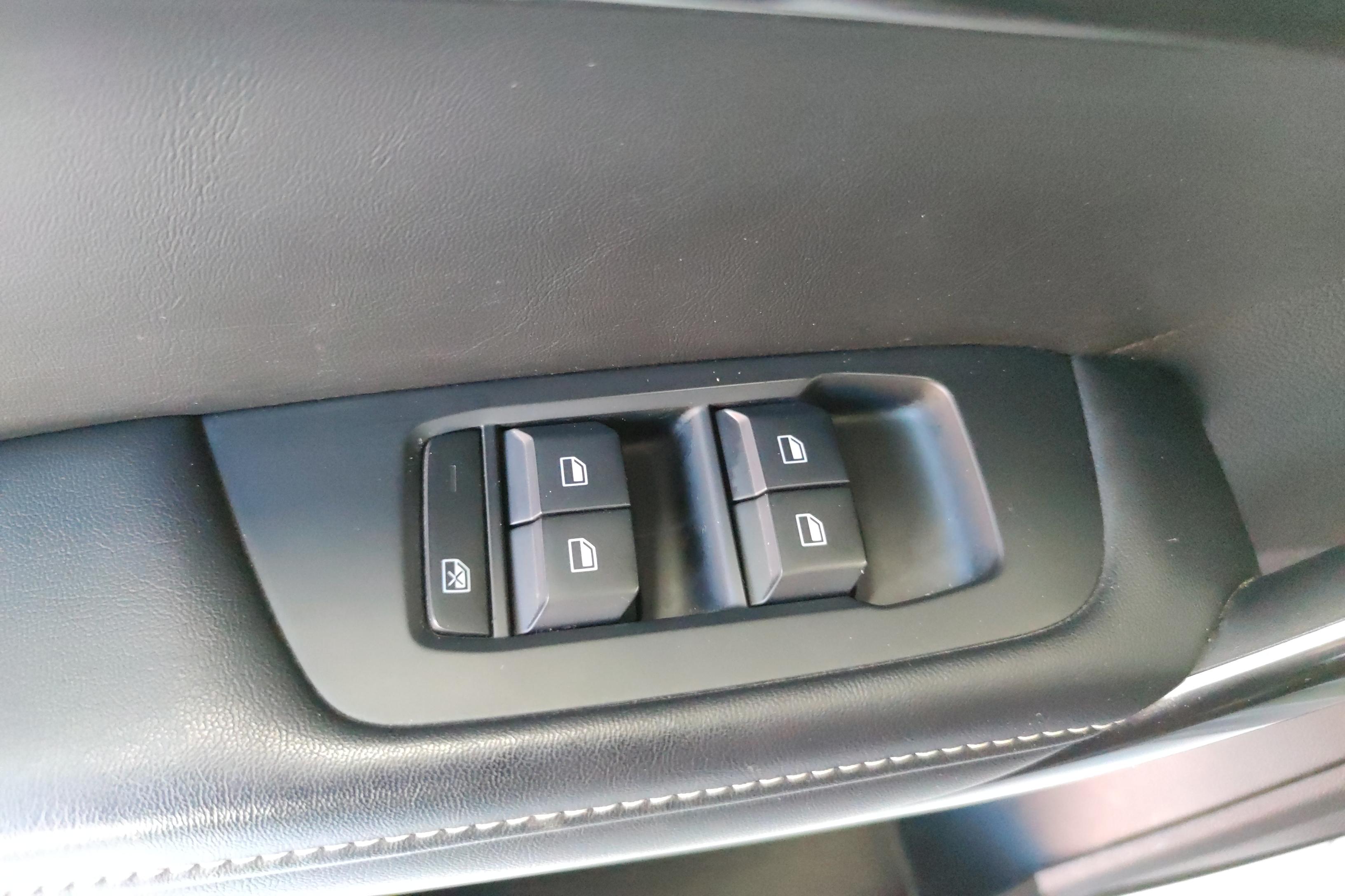 MG ES5 2022 car image #22