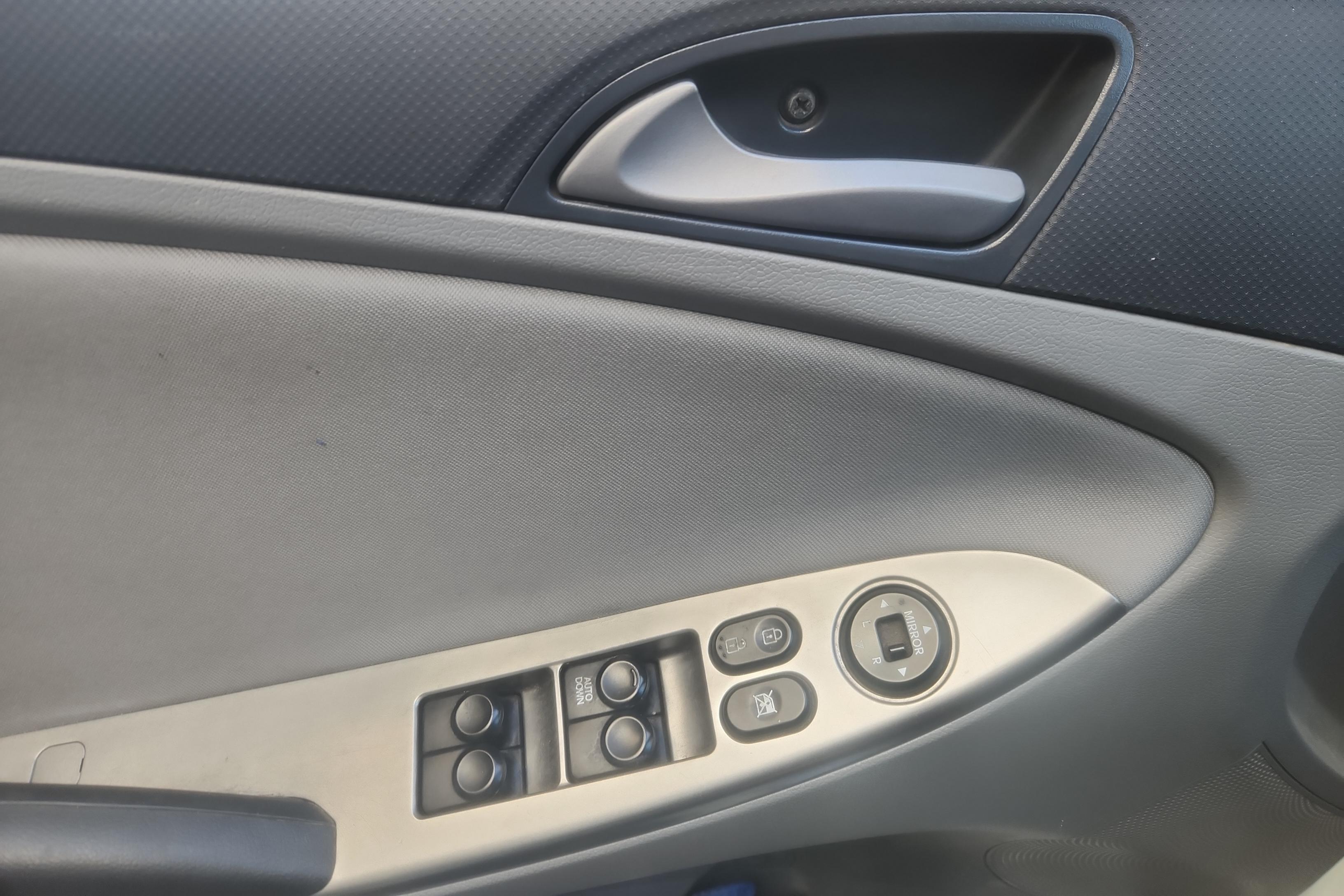 Hyundai Reina 2016 #22 Hyundai Reina 2016 car image #22