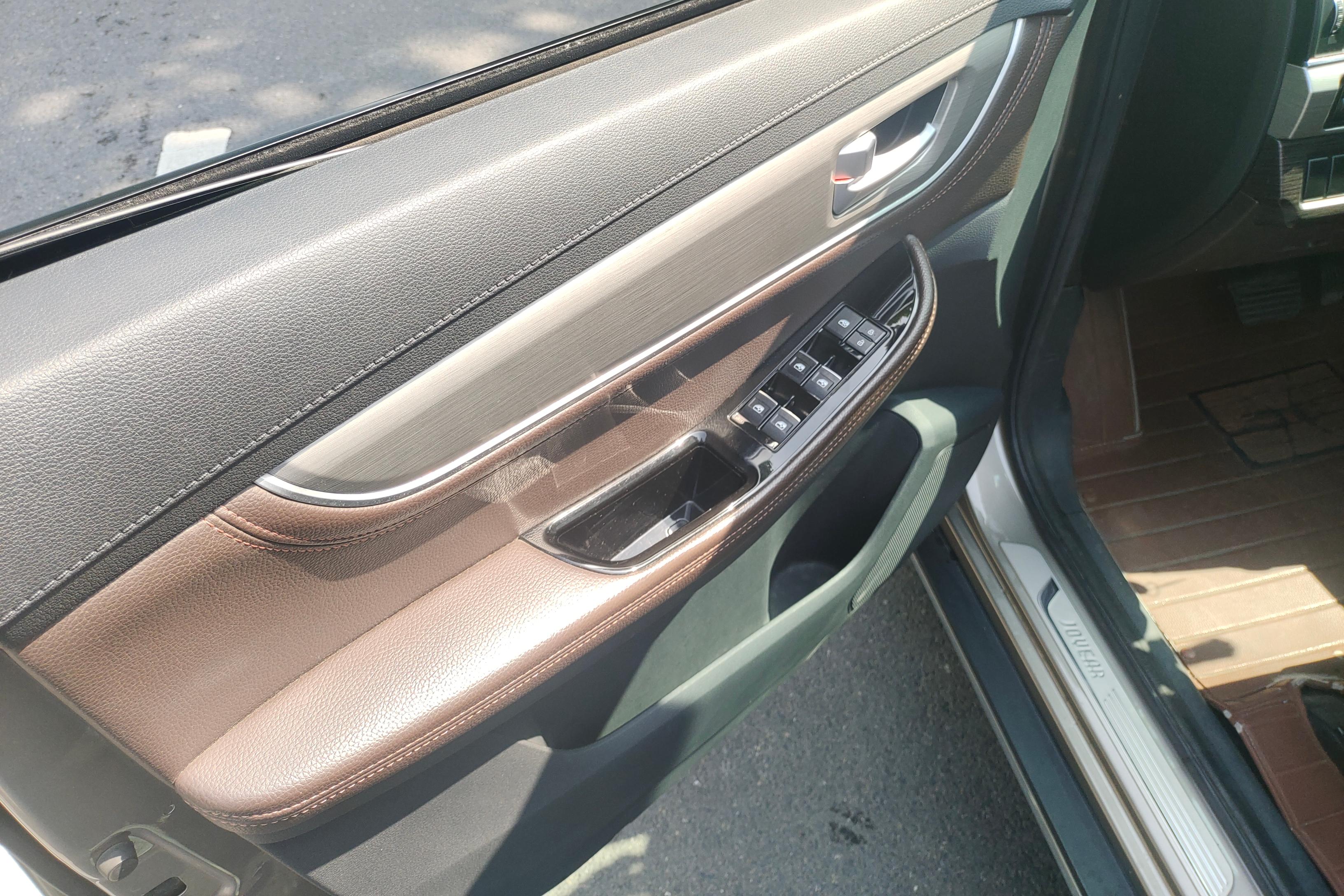 Forthing JOYEAR X6 2017 car image #22