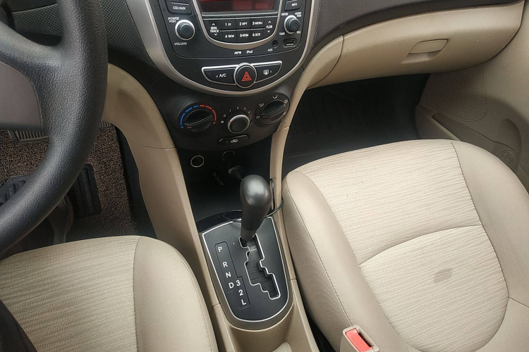 Hyundai Reina 2016 car image #22