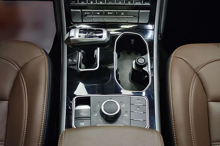 Haval H8 2018 car image #22