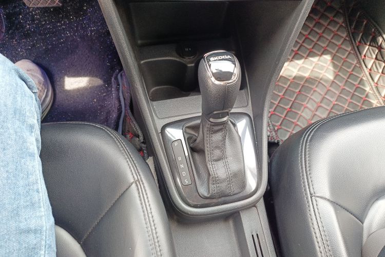 Skoda Rapid Spaceback 2015 car image #22