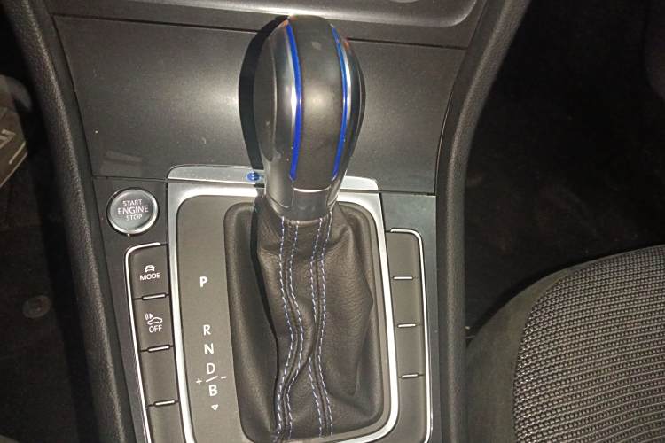 Volkswagen Golf Pure Electric 2020 car image #22