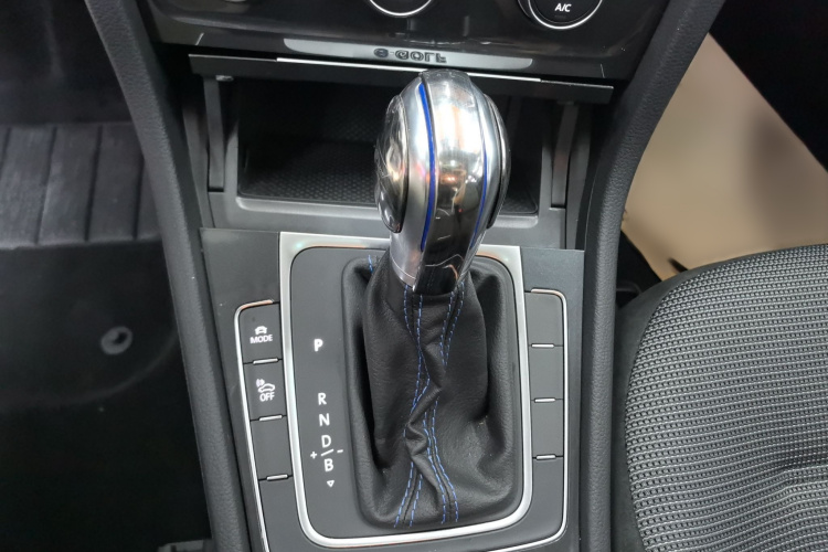 Volkswagen Golf Pure Electric 2021 car image #22