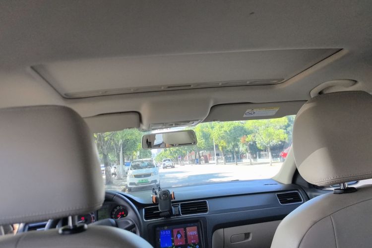 Skoda Rapid 2017 car image #22