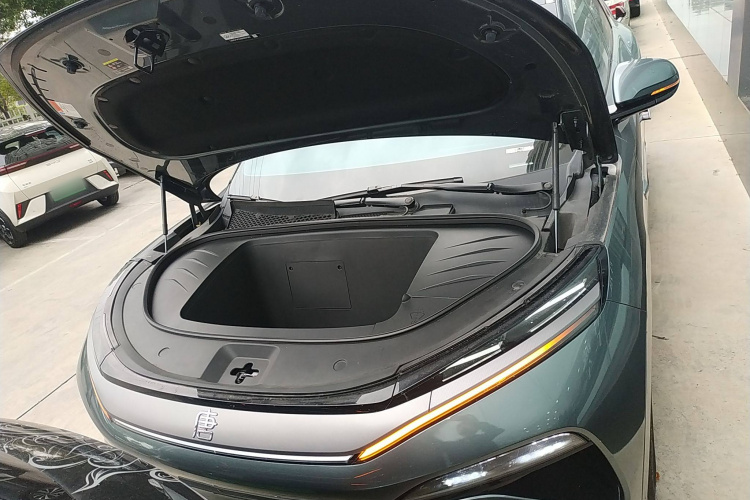 BYD Tang L 2025 immagine di auto #22