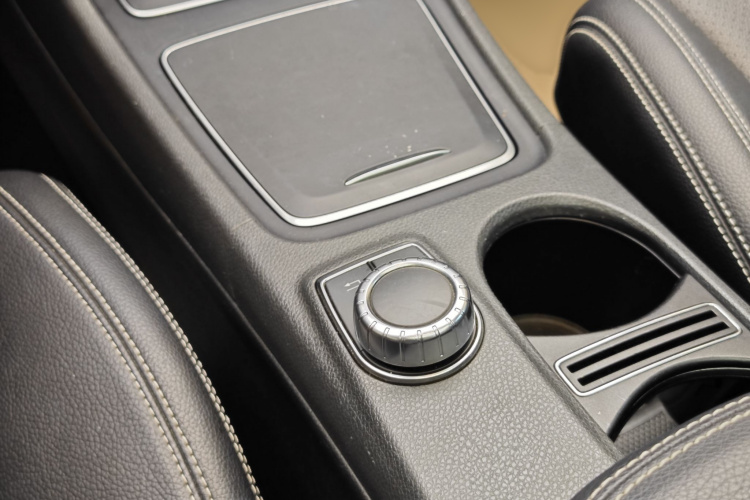 Mercedes-Benz GLA Class 2018 immagine di auto #22