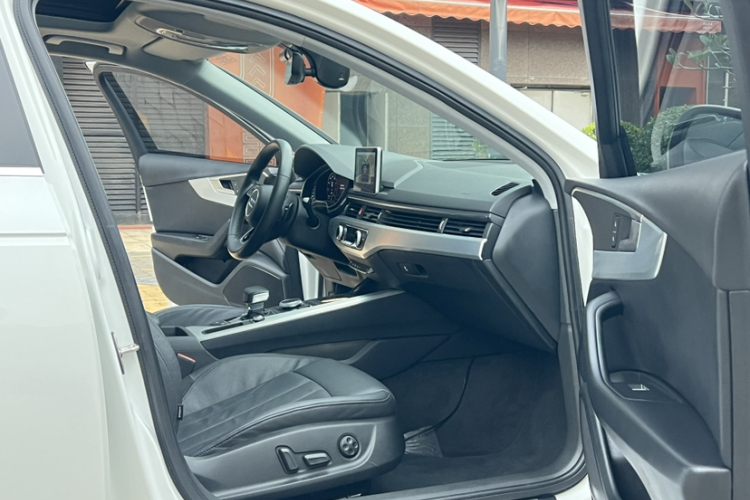 Audi A4 2019 car image #22